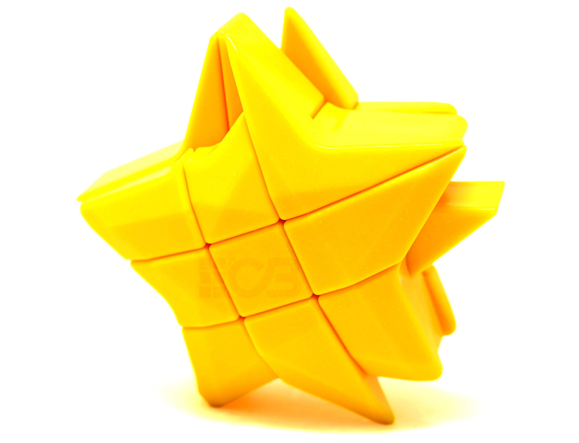 Cubo Mágico Estrela YJ amarelo em ângulo lateral, destacando a geometria do shape mod