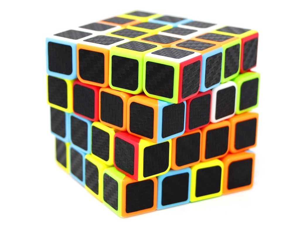 Cubo Mágico 4x4 QiYuan Carbon QiYi — ângulo lateral evidenciando as camadas e o contraste do acabamento carbon