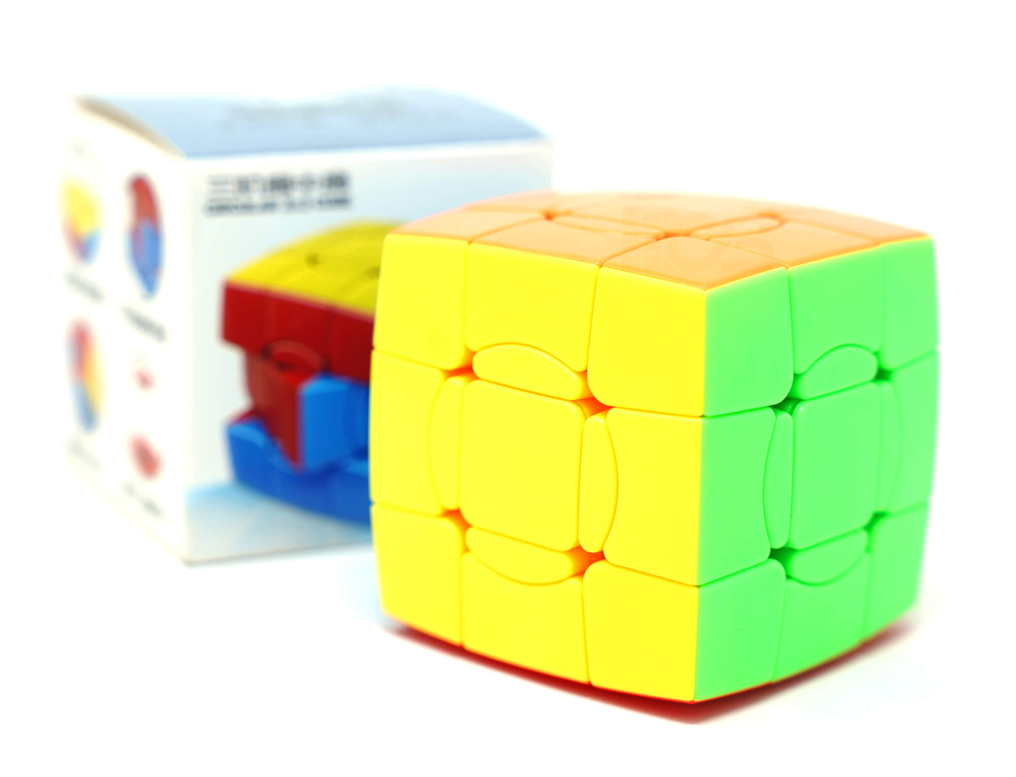 Cubo Mágico Crazy 3x3 SengSo com peças stickerless coloridas em ângulo lateral