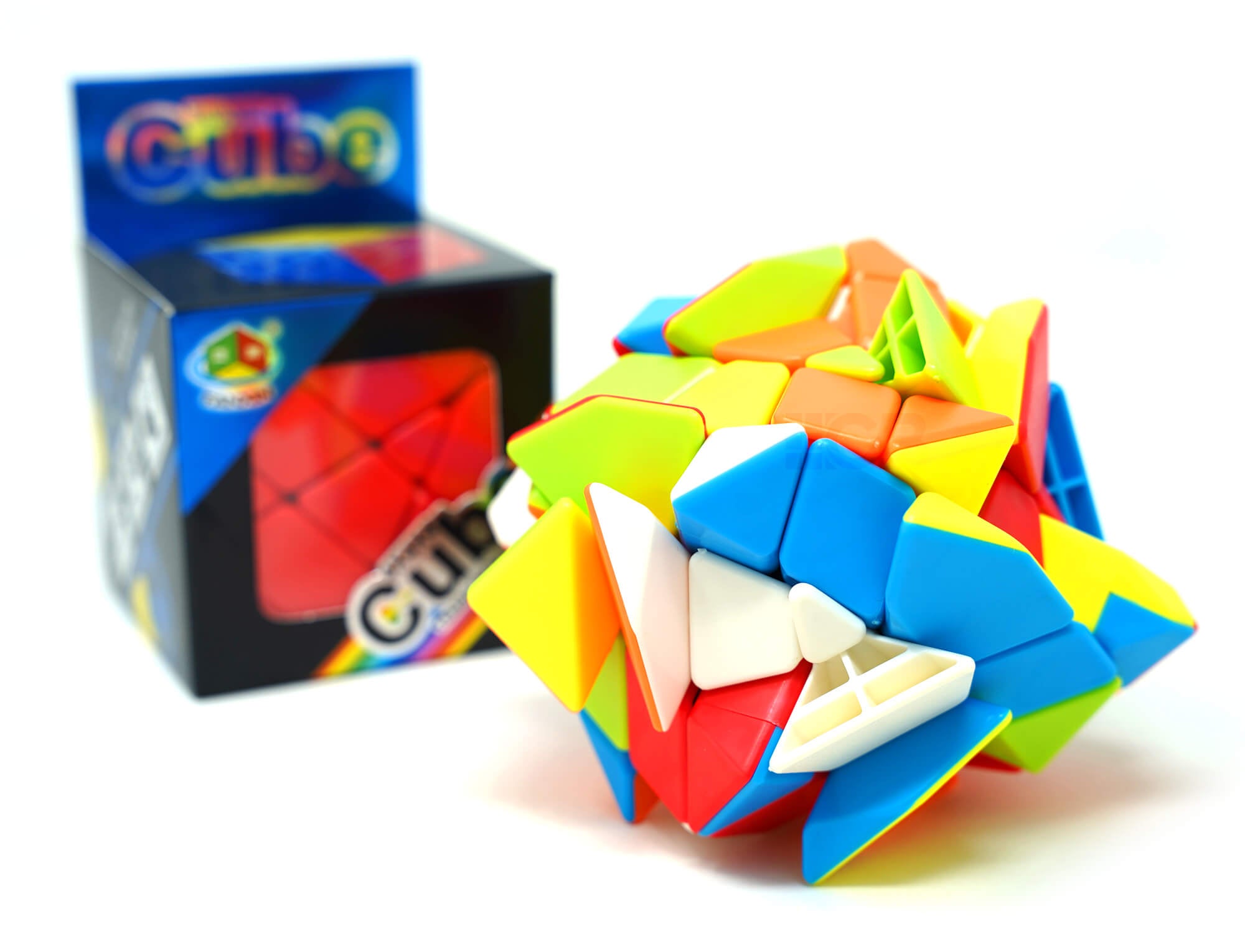 Cubo Mágico 4x4 Axis Fanxin parcialmente embaralhado com peças em formatos irregulares