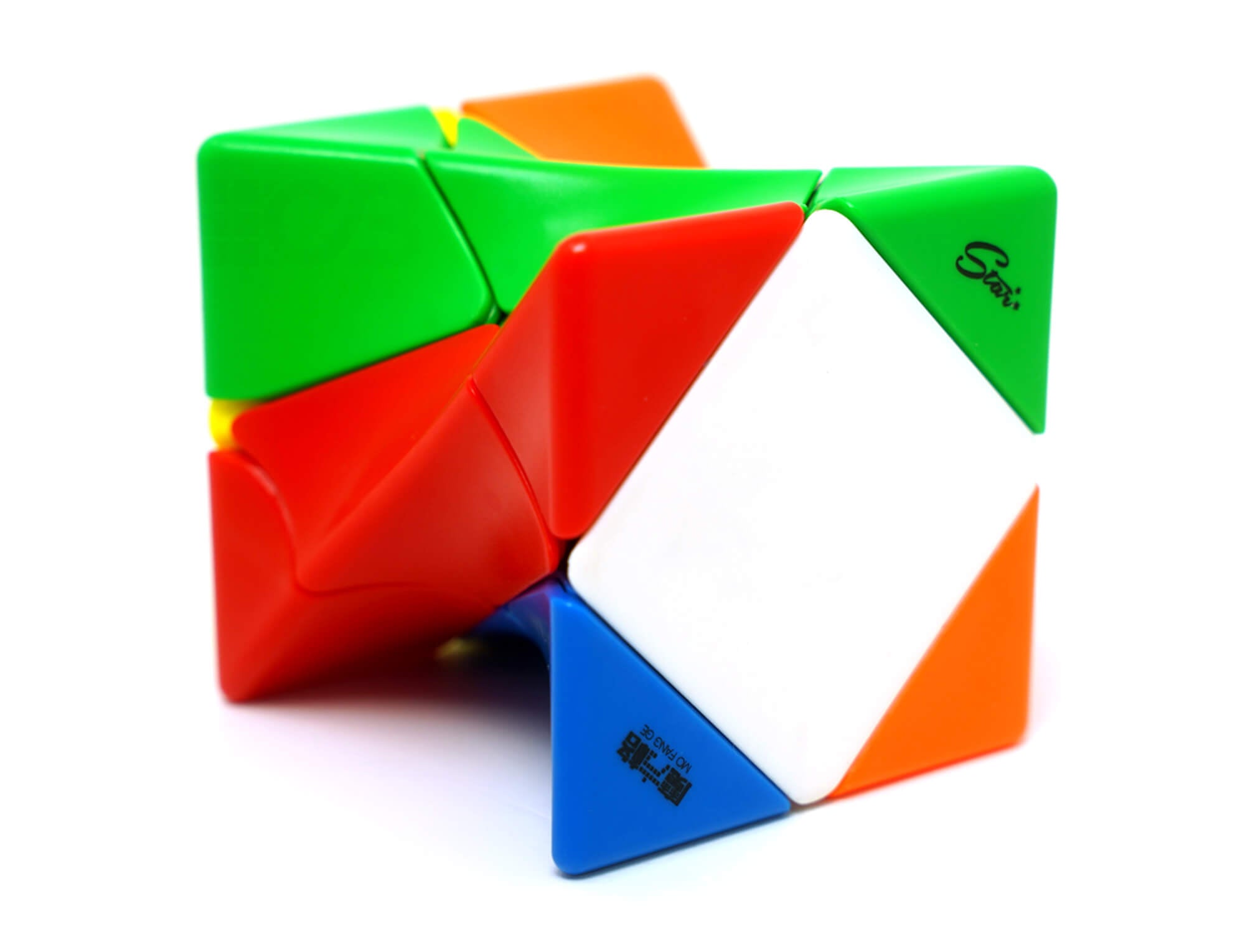 Skewb QiYi stickerless em ângulo lateral mostrando a geometria de rotação pelos vértices