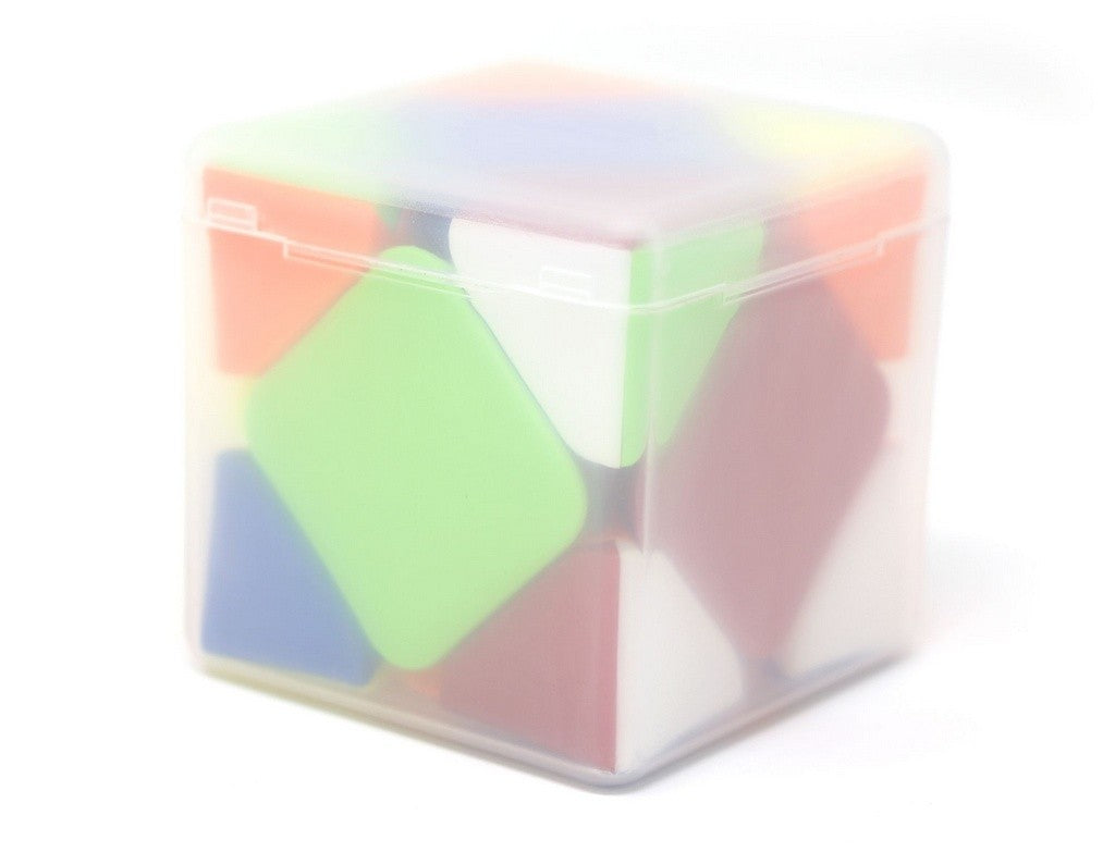 Skewb X-Man Wingy QiYi desmontado ou em movimento mostrando o sistema de ímãs internos