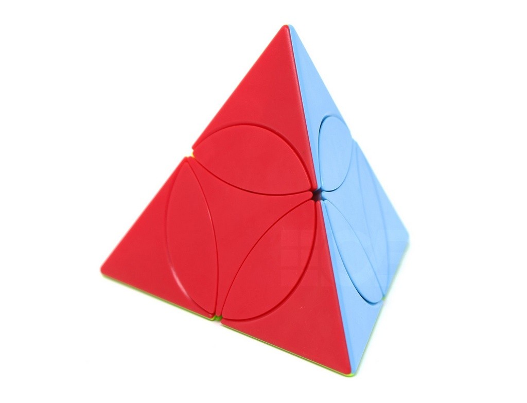 Pyraminx Coin QiYi stickerless resolvido sobre superfície neutra, mostrando todas as faces