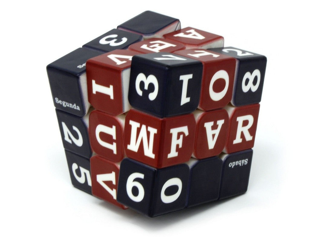 Cubo Mágico Calendário posicionado sobre mesa de escritório como item decorativo
