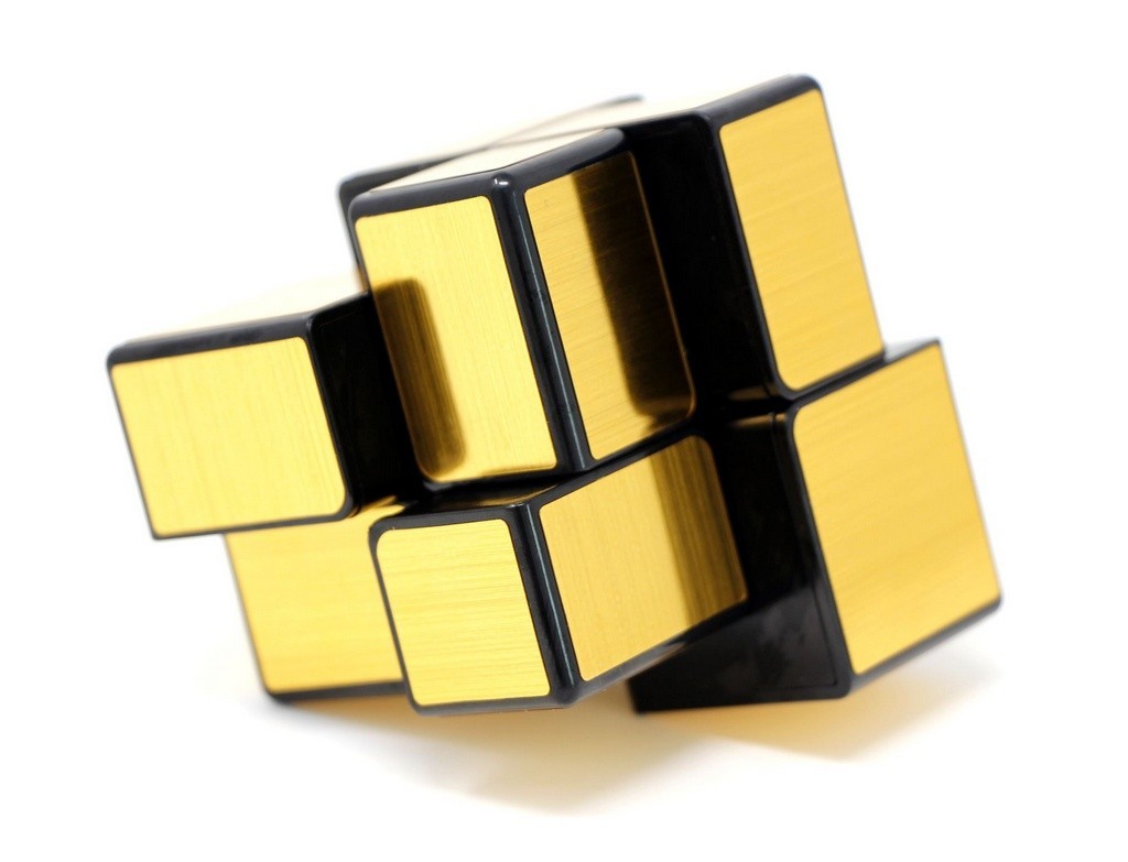 Detalhe do acabamento dourado espelhado do Mirror Blocks 2x2 QiYi