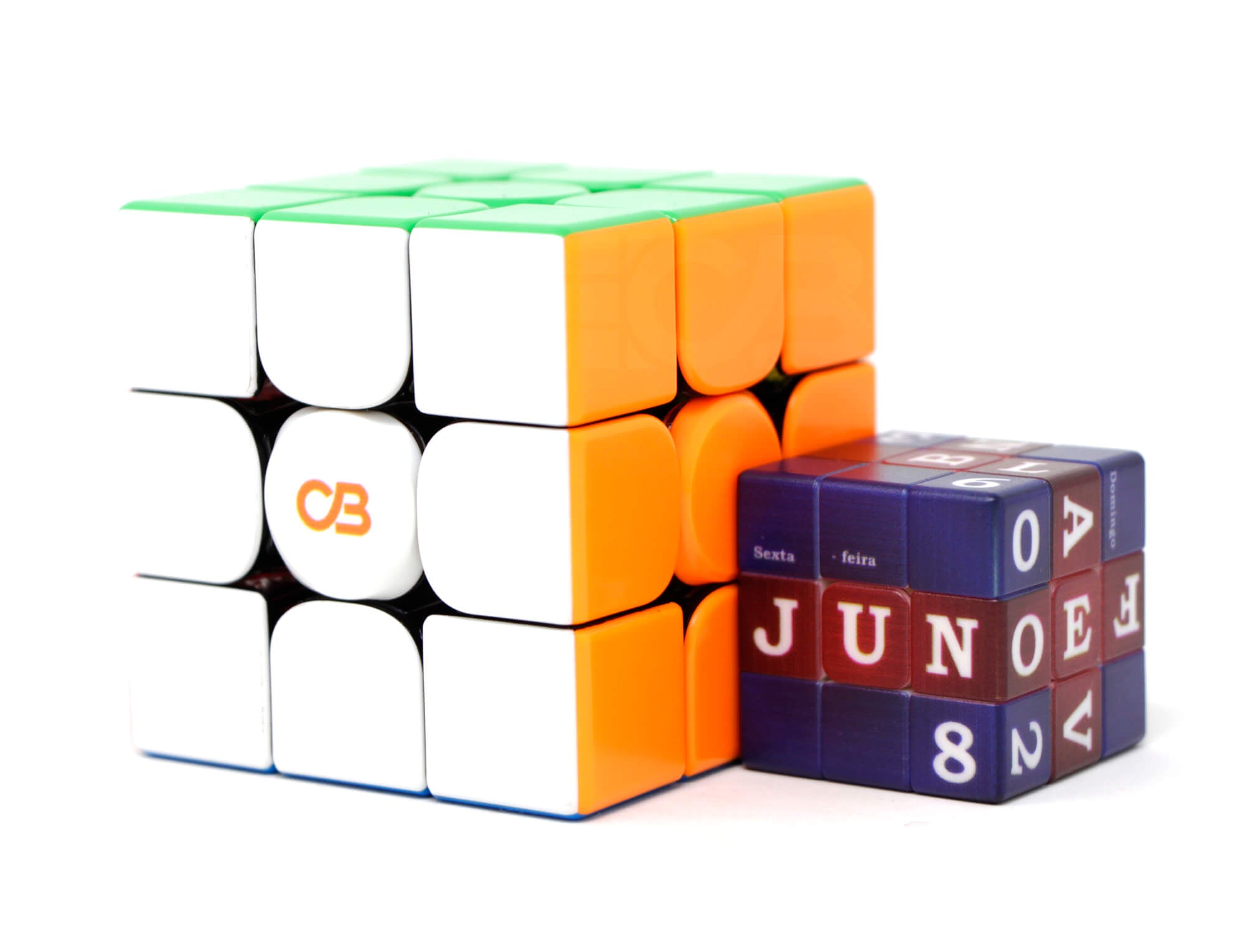 Detalhe das faces do Cubo Mágico Calendário Mini mostrando dia, mês e dia da semana
