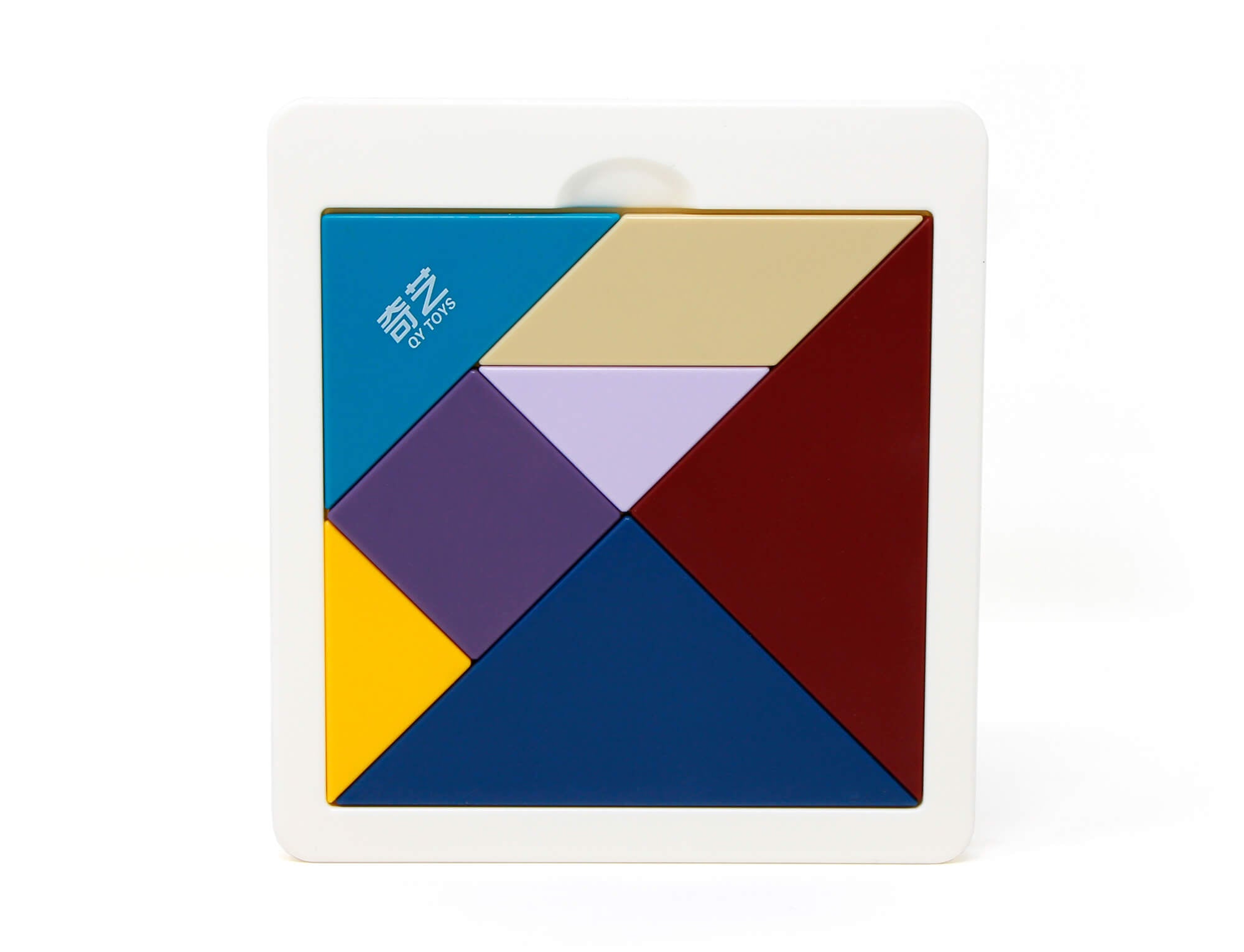Tangram QiYi com as 7 peças geométricas coloridas espalhadas sobre superfície branca