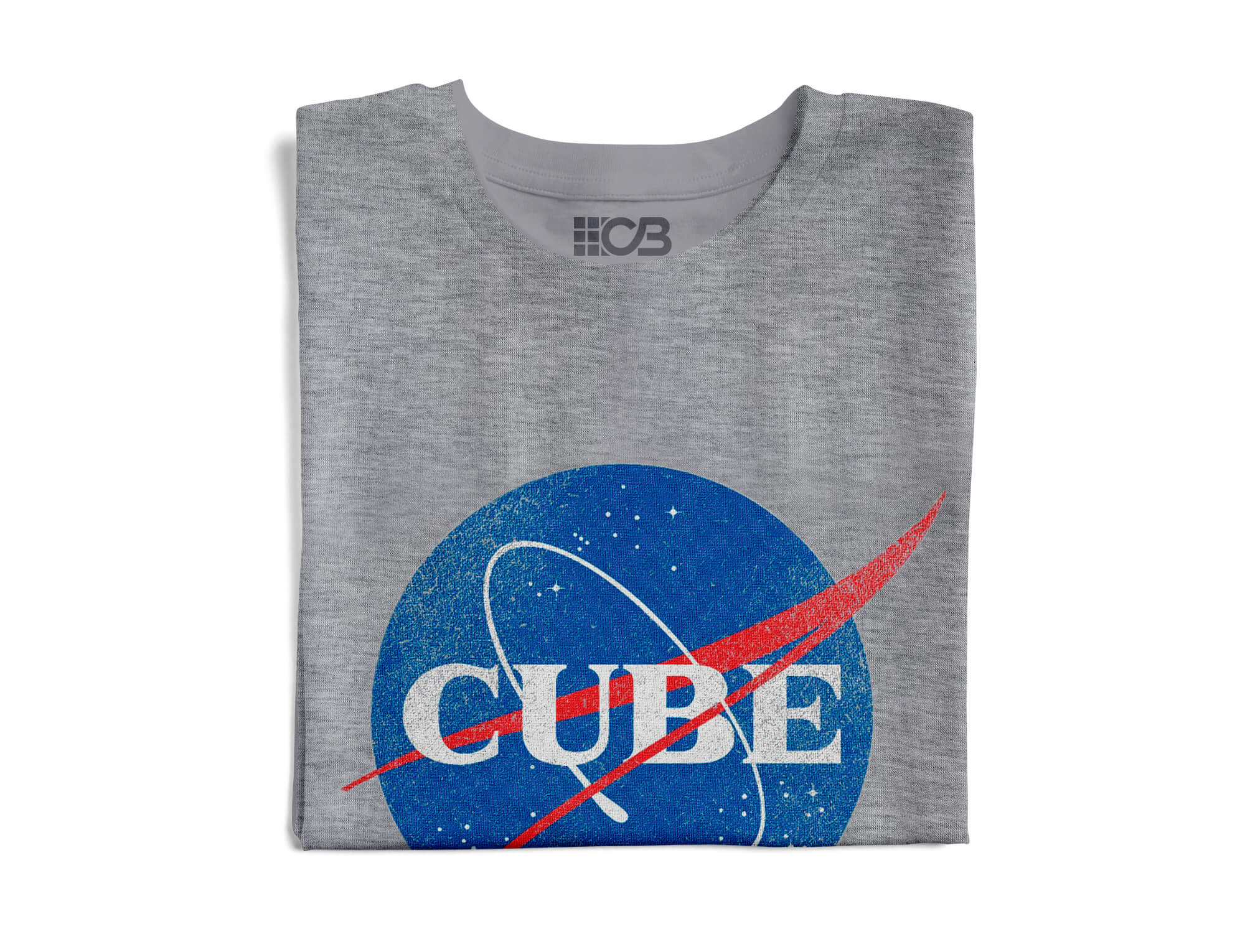 Detalhe da estampa NASA na camiseta baby look — close no print frontal