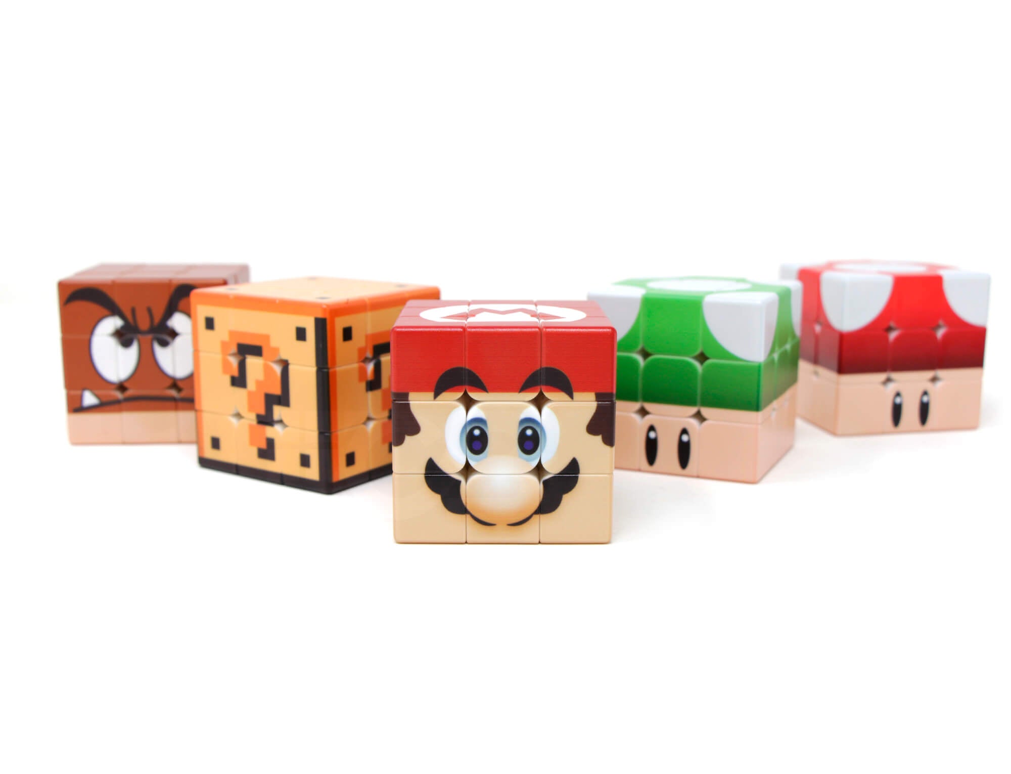 Detalhe da impressão UV nos cinco cubos do kit Mario Bros: Mario, Luigi, Goomba, Cogumelo e Question Block
