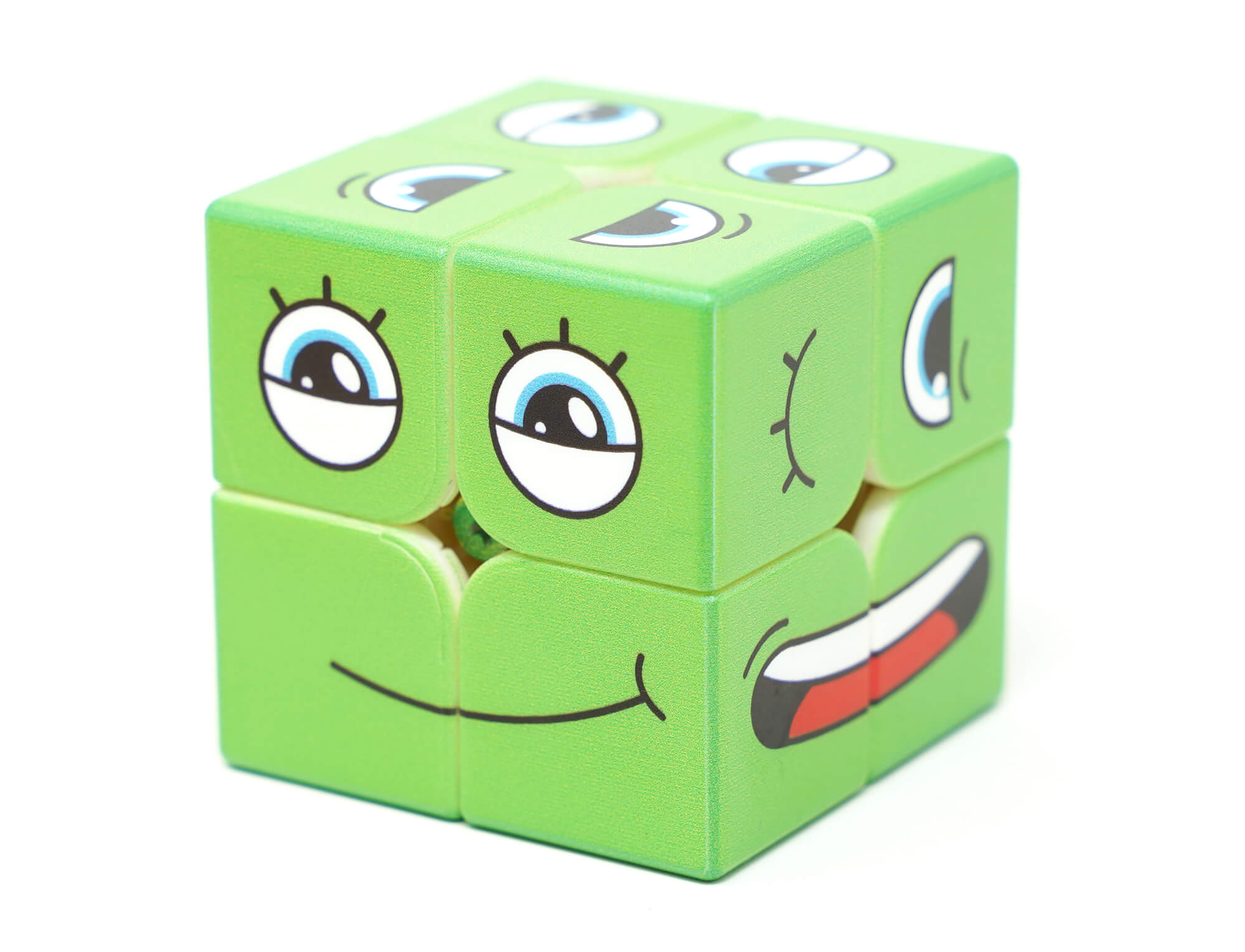 Jogadores competindo com os cubos 2x2 durante partida do Face Cube