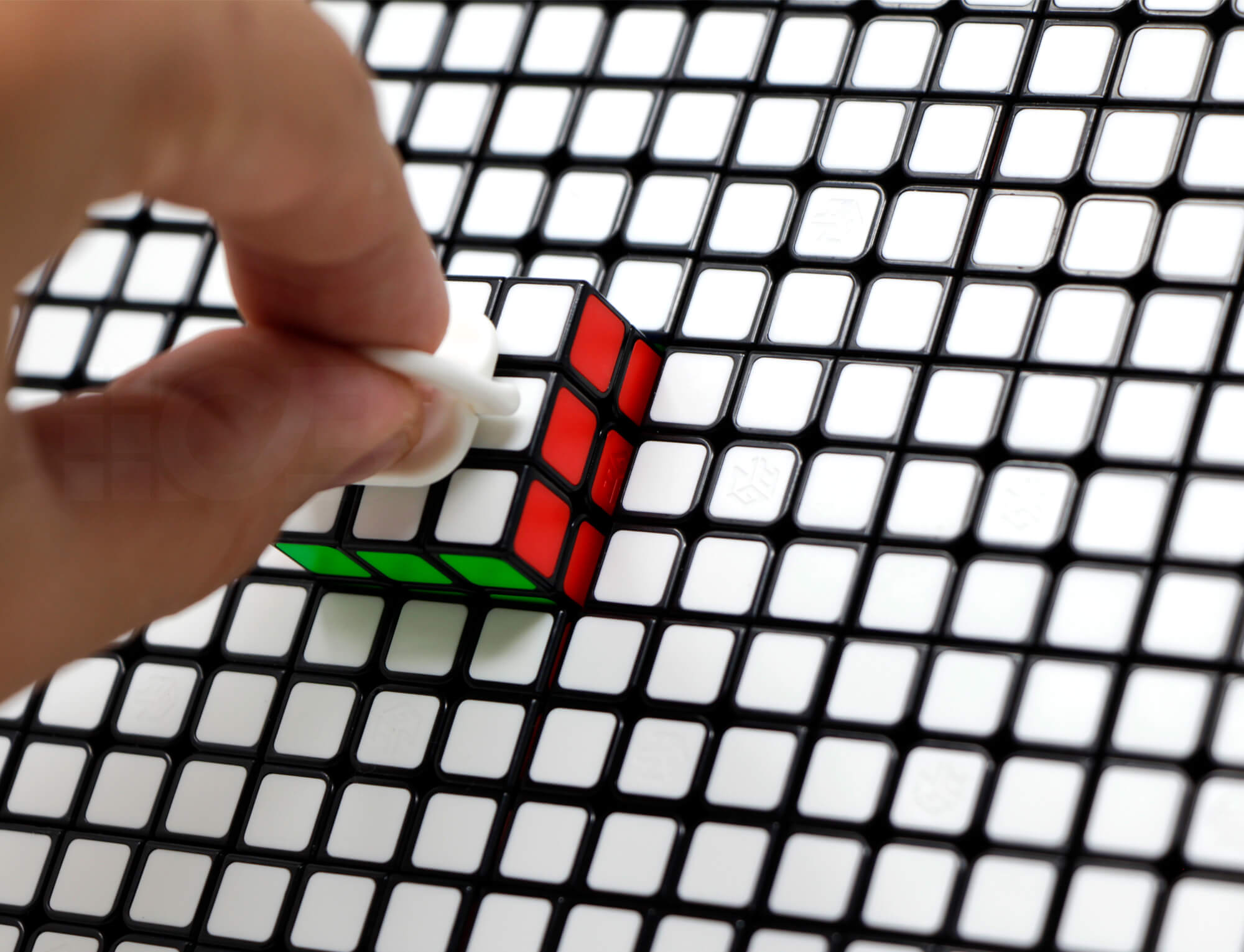 Lateral do suporte GAN Mosaic Cube mostrando mecanismo de inclinação e acabamento em cinza
