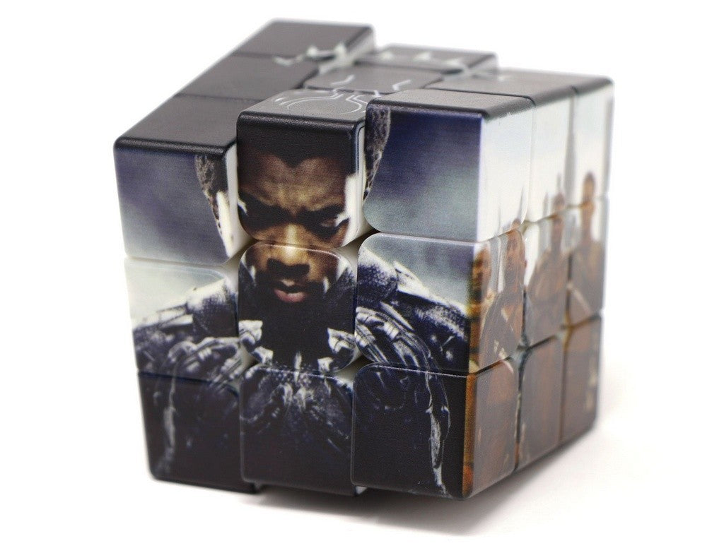 Cubo Mágico Pantera Negra Vinci Cube em ângulo mostrando faces coloridas com o personagem Marvel