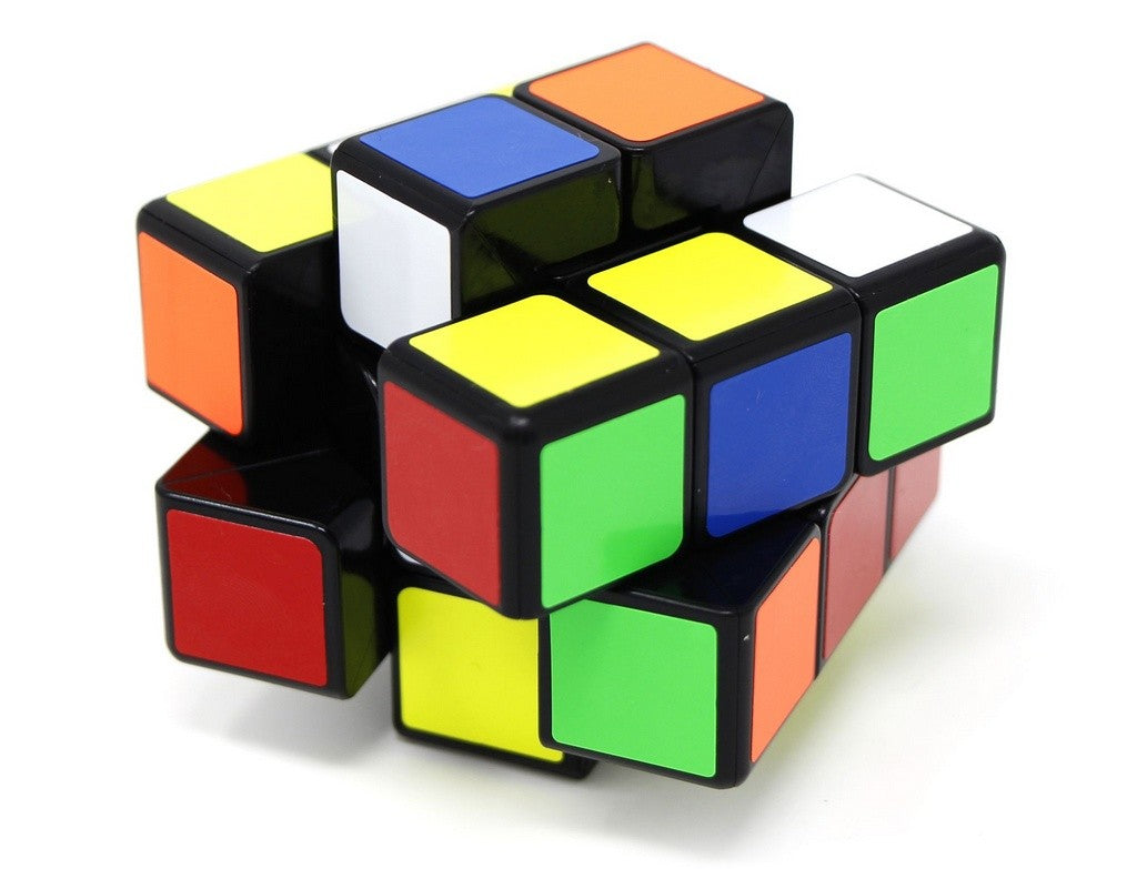 Cuboide 3x3x2 QiYi com camadas parcialmente giradas mostrando o mecanismo