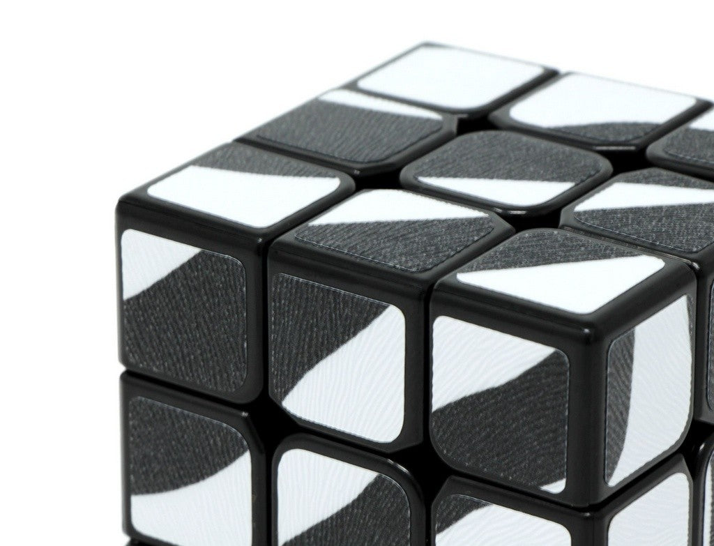 Cubo Mágico Fellow Cube Zebra com mecanismo à mostra ou vista em perspectiva