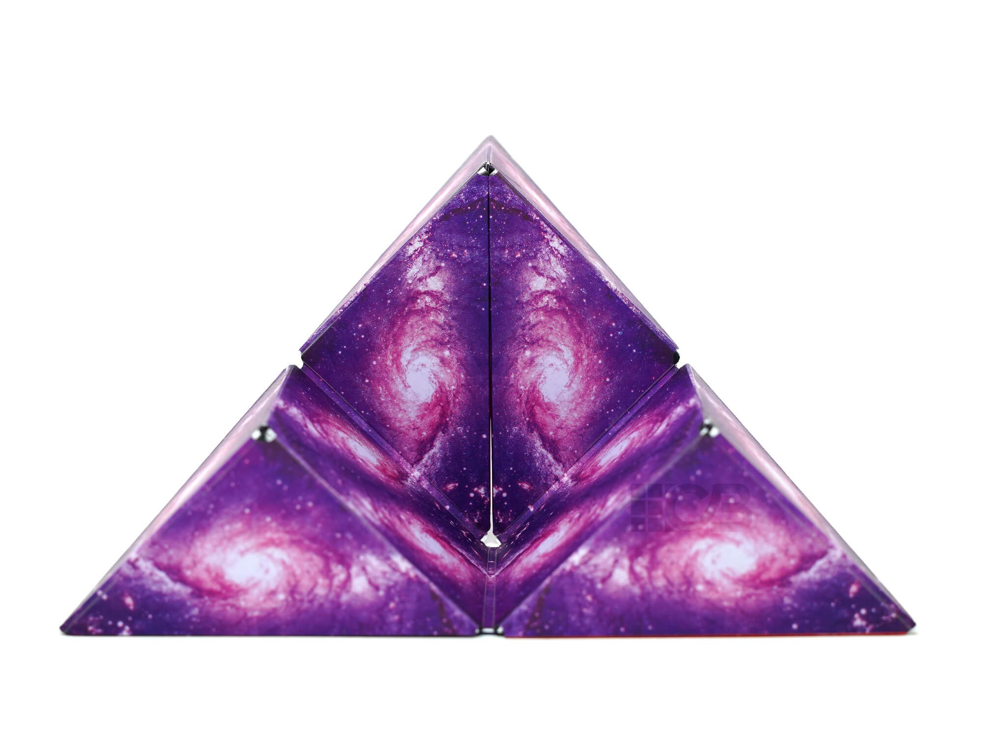 Comparativo de tamanho do Shape Shifting Galaxy QiYi com a mão segurando o cubo