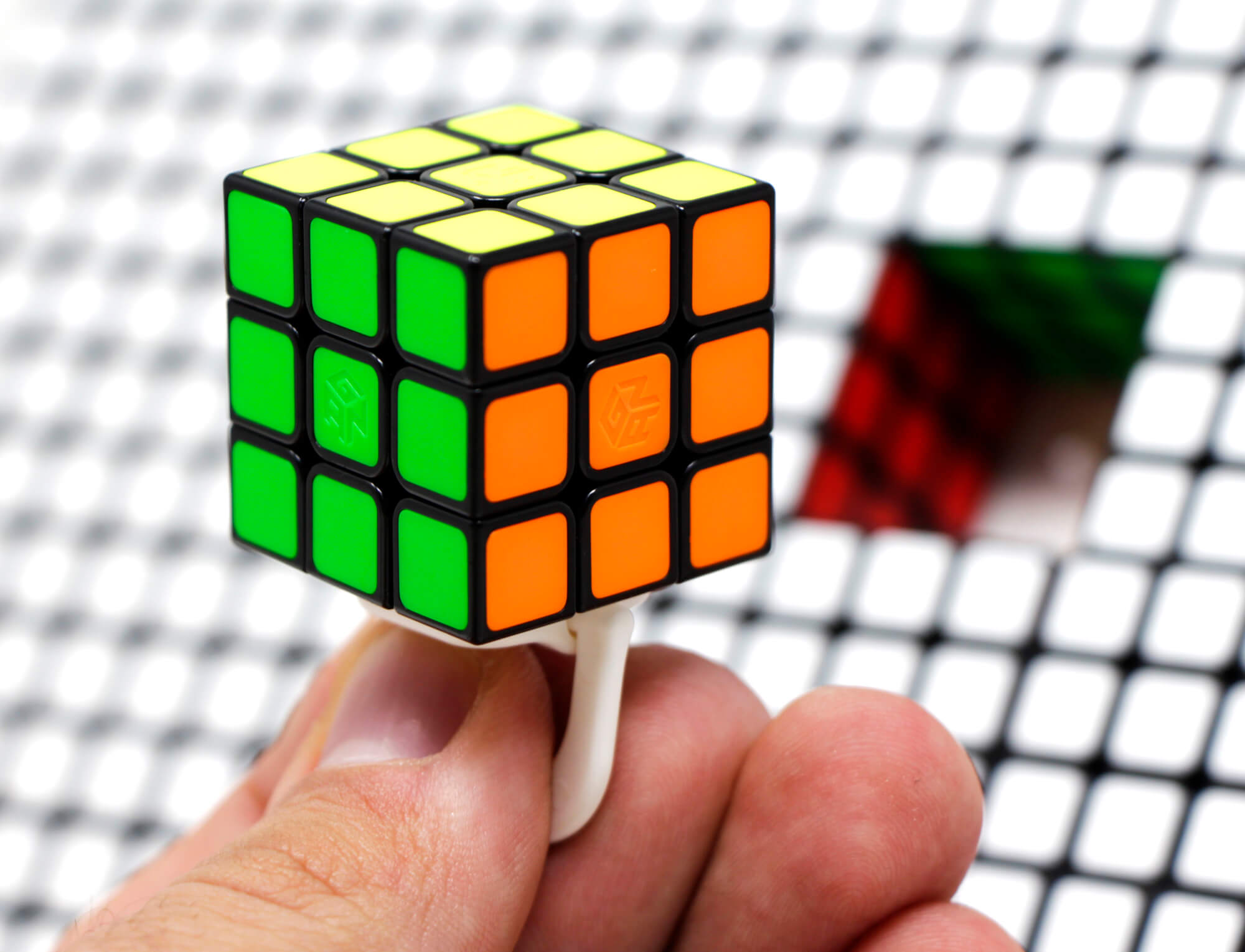 Detalhe dos cubos 3x3 de 28 mm com acabamento stickerless cinza no suporte GAN Mosaic Cube
