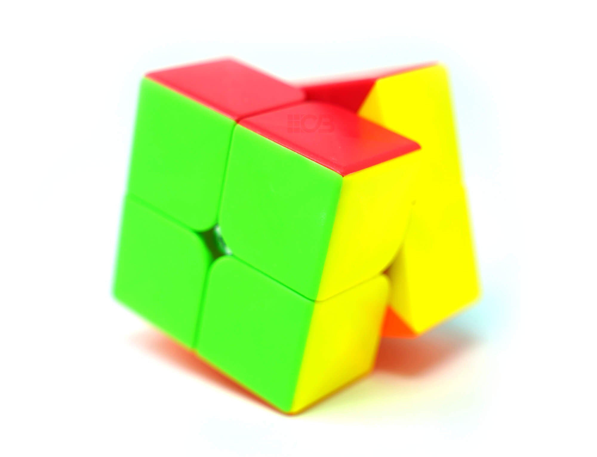 Cubo Mágico 2x2 Fanxin com acabamento stickerless em vista diagonal