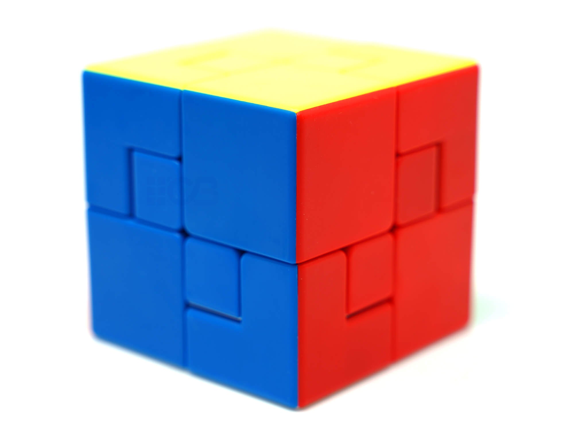 Cubo Mágico Puppet I MoYu em estado resolvido, vista frontal mostrando o formato shape mod 2x2