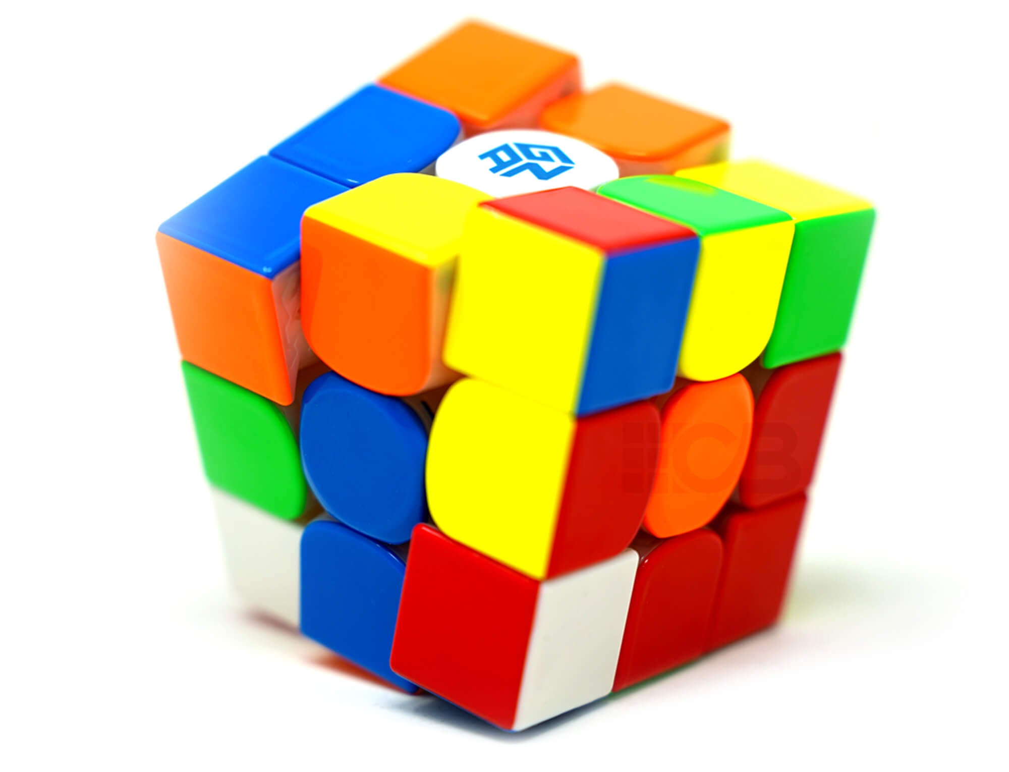 Cubo Mágico GAN 13 MagLev UV Coated Magnético em vista frontal, acabamento brilhante e peças coloridas stickerless