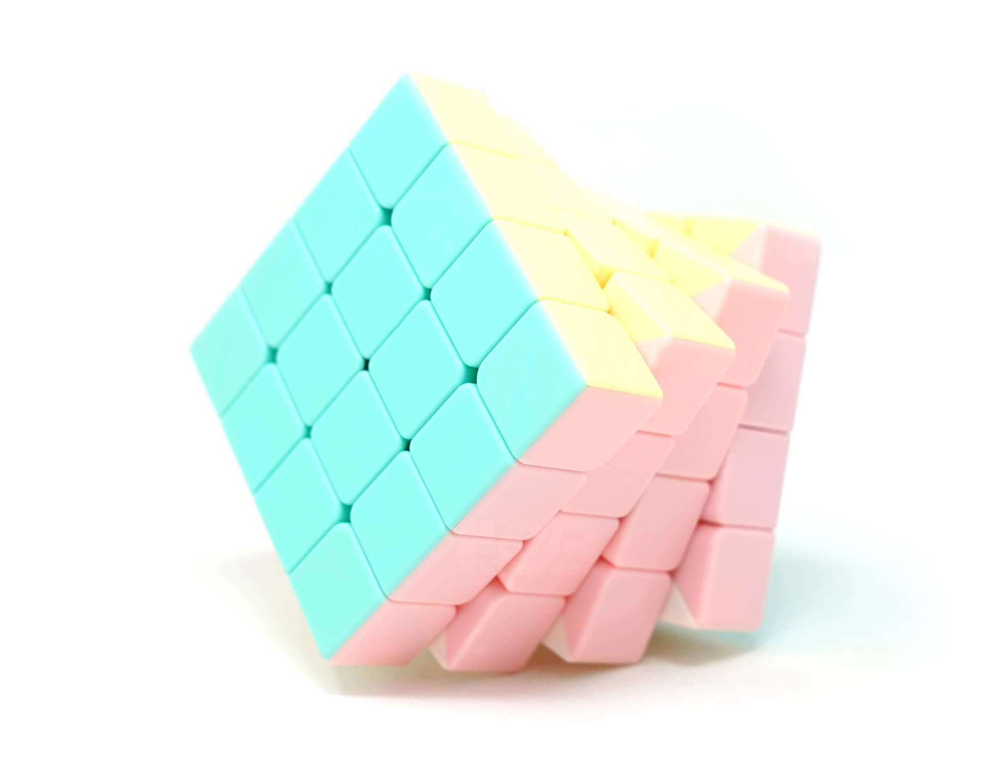Cubo Mágico 4x4 QiYi Qiyuan Pastel com faces coloridas em tons suaves, vista frontal