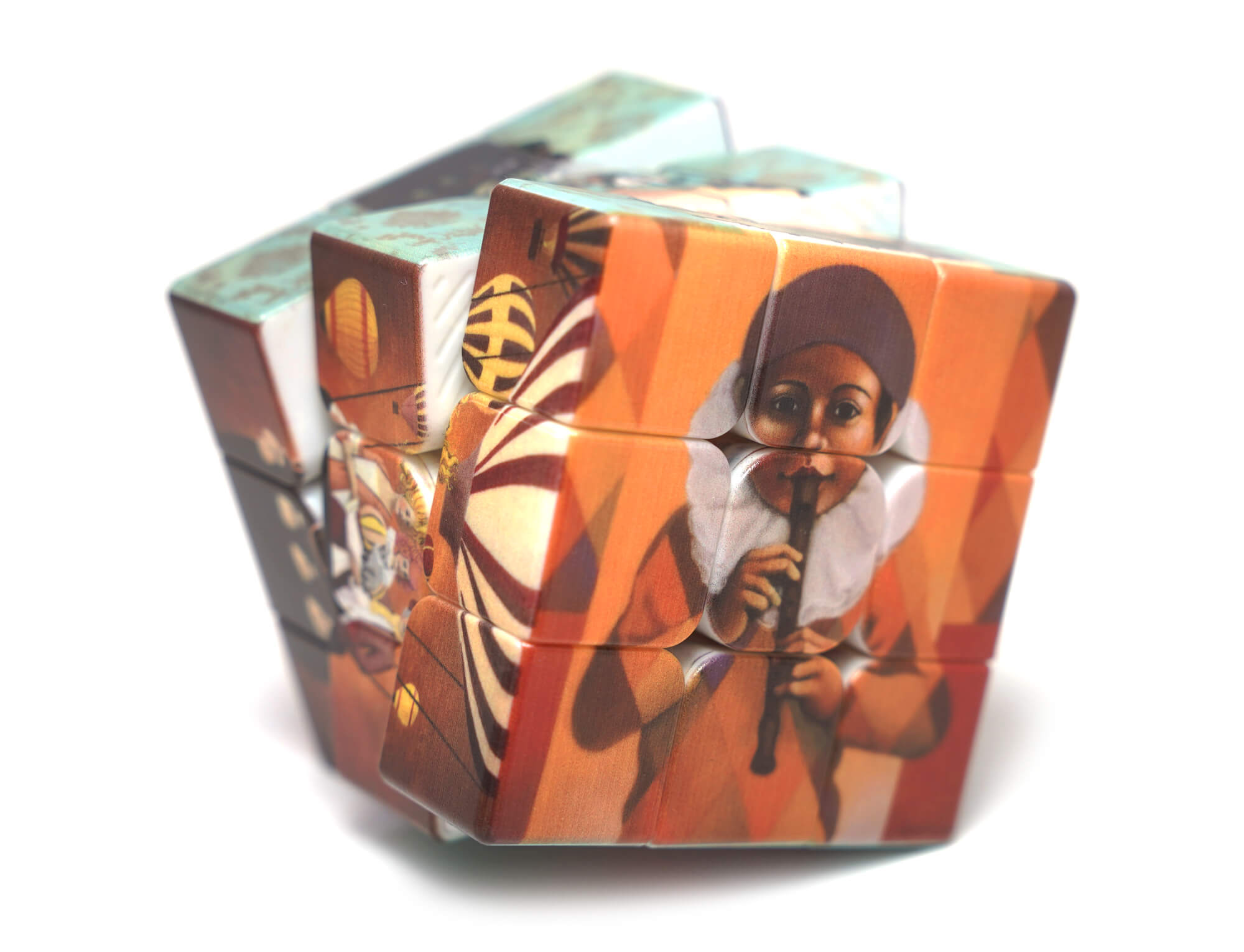 Face do Cubo Mágico Circo com cena de cortejo circense em cores vibrantes