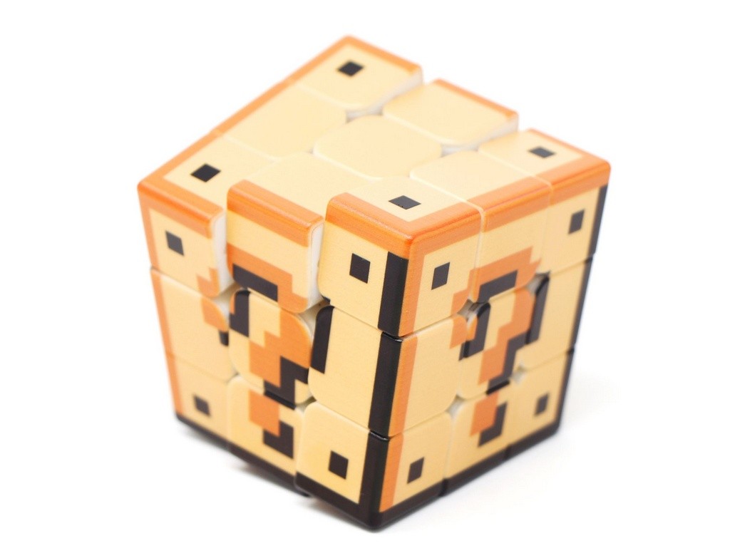 Detalhe da impressão UV no Cubo Mágico Question Block — arte gravada diretamente no plástico sem adesivos