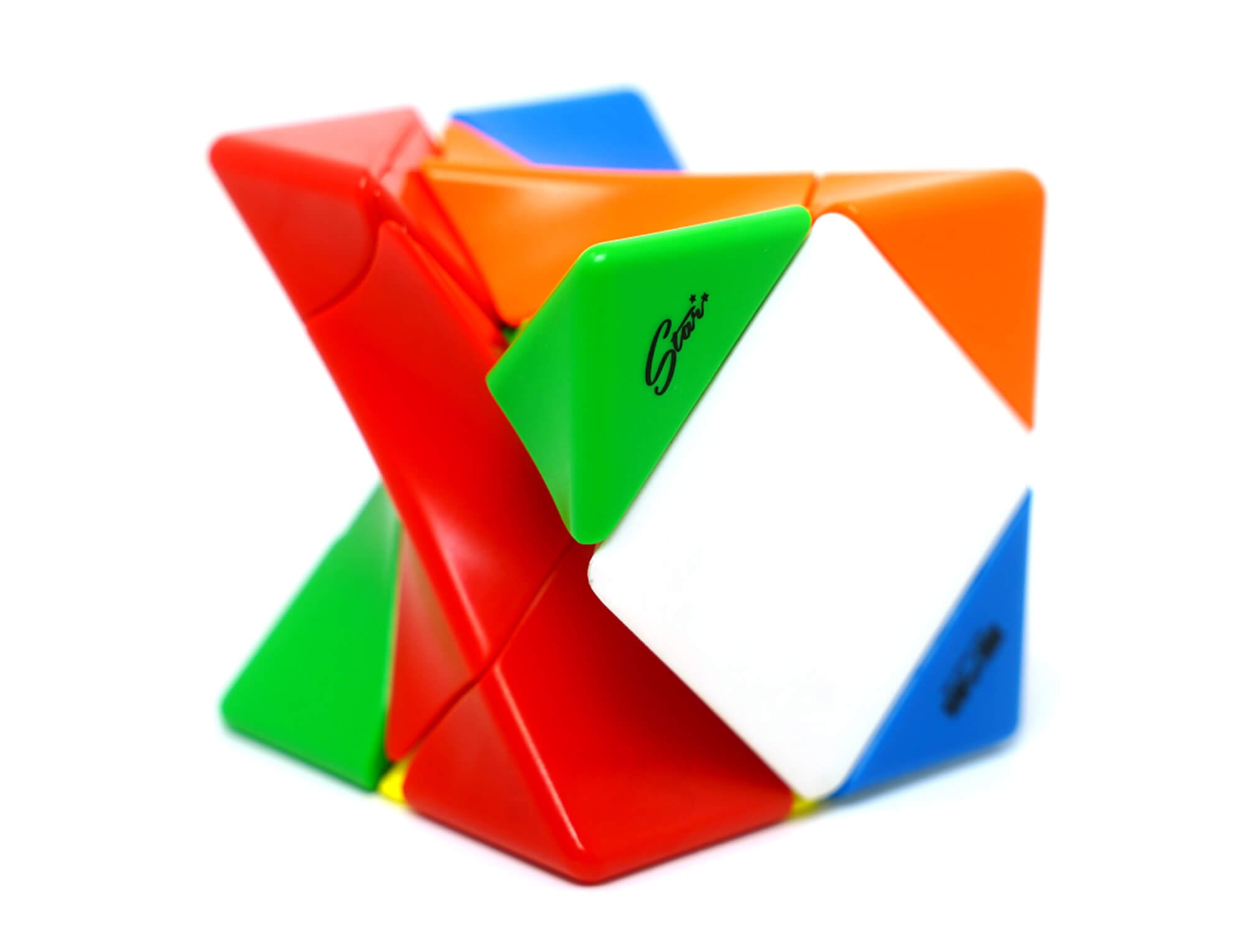 Detalhe das peças stickerless do Skewb QiYi mostrando acabamento colorido sem adesivos