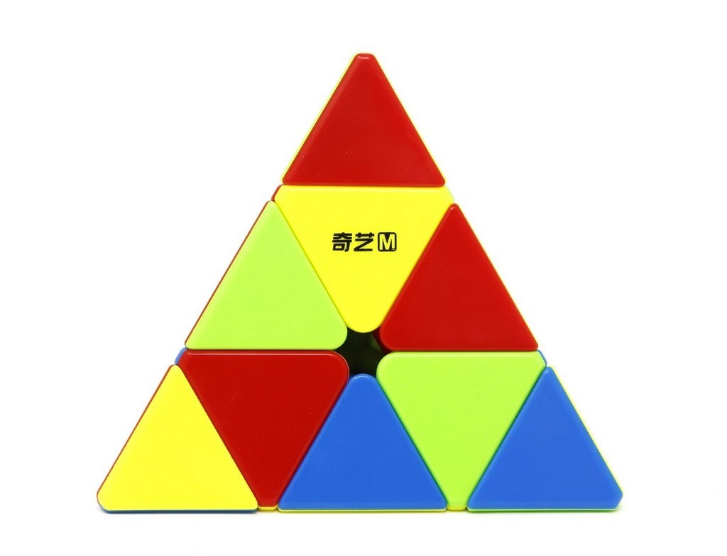 Pyraminx MS QiYi Magnético Stickerless — vista frontal mostrando as peças coloridas