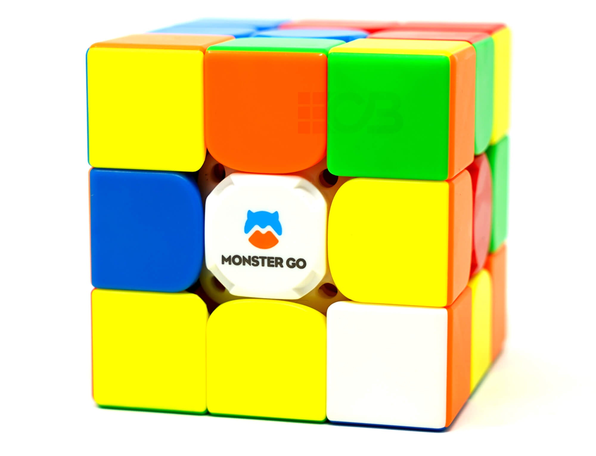 Monster Go AI ao lado do smartphone exibindo o aplicativo CubeStation com análise de movimentos