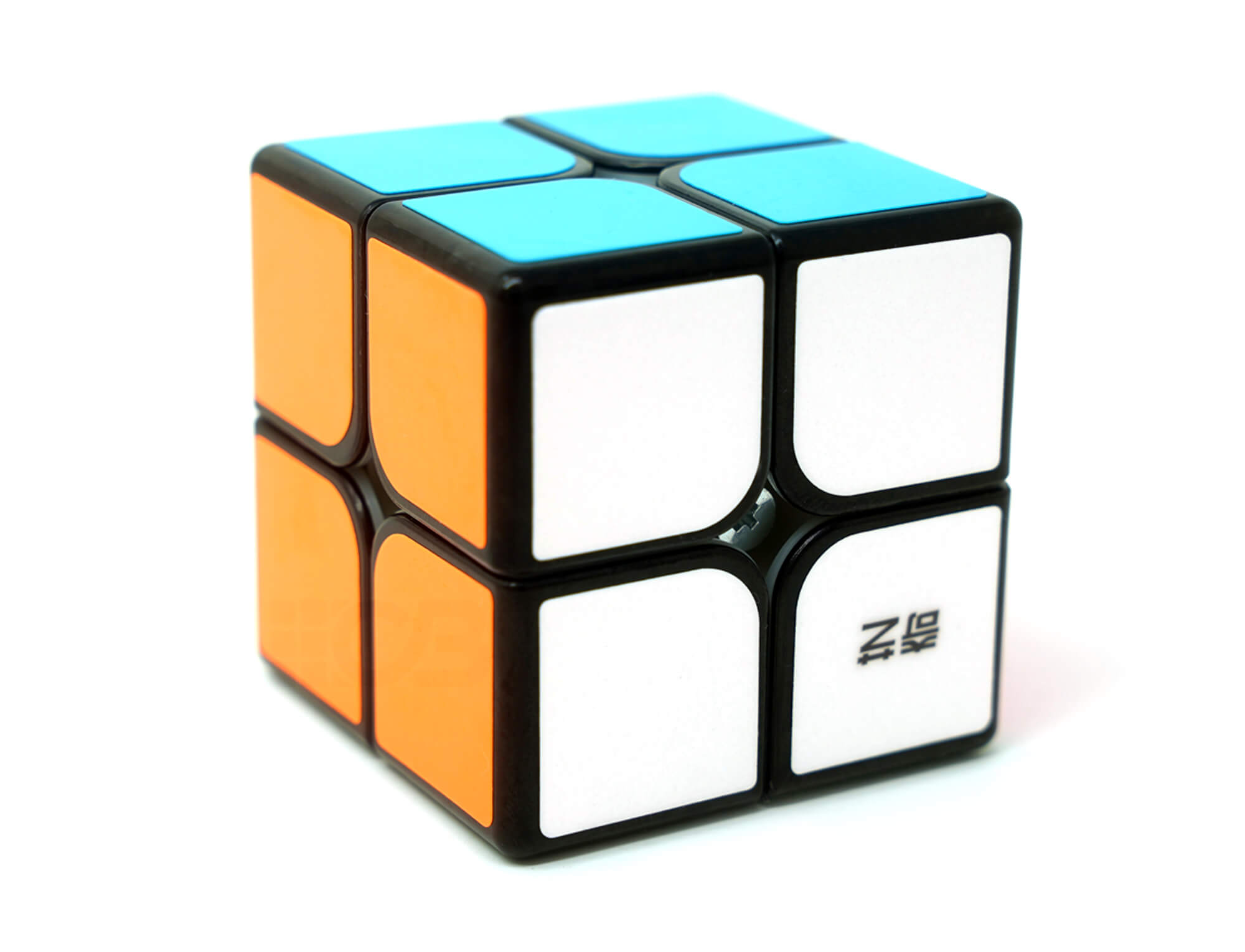 Detalhe dos adesivos fluorescentes do Cubo Mágico 2x2 QiYi brilhando no escuro