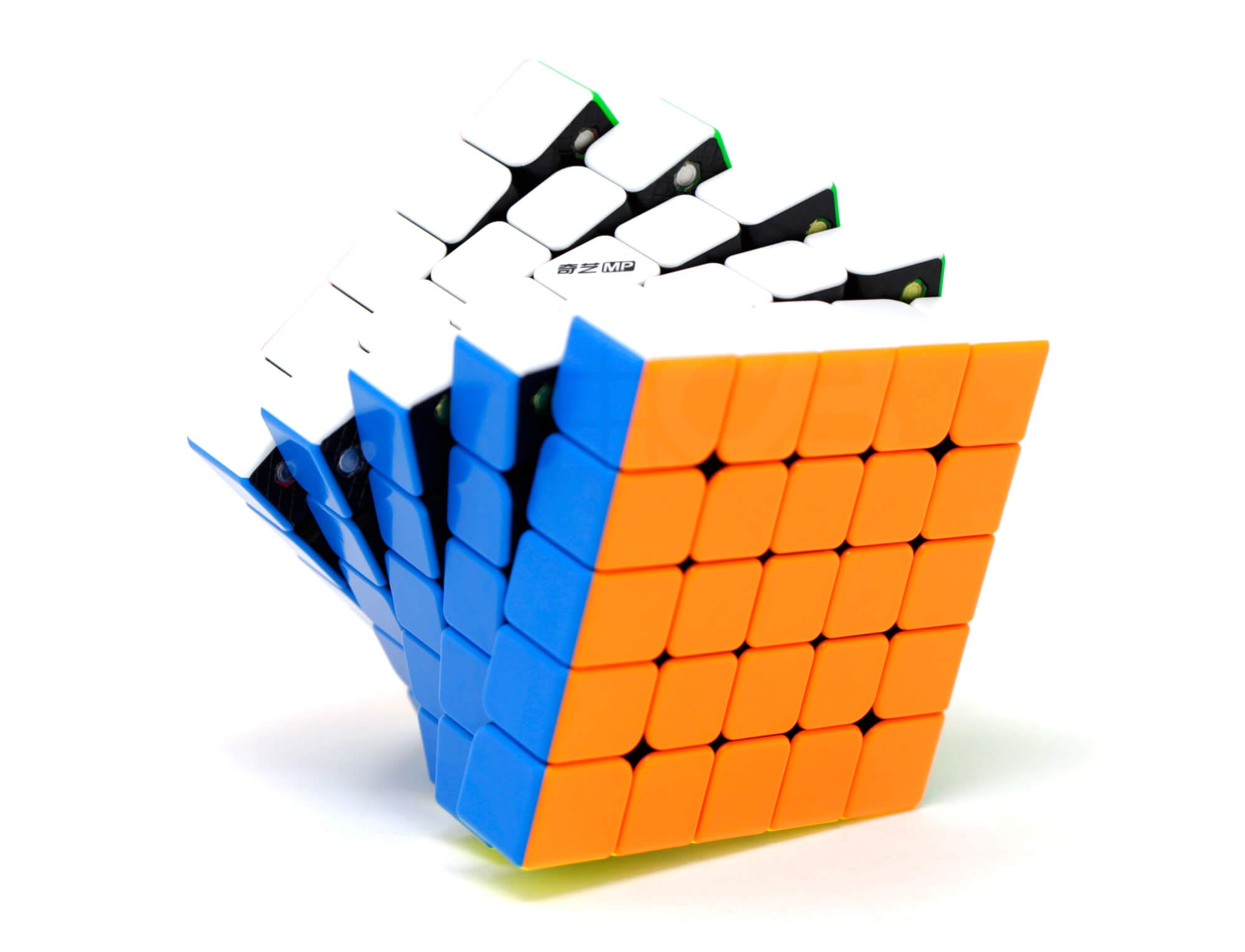 Cubo Mágico 5x5 QiYi MP Magnético Stickerless — resolução em andamento sobre mesa