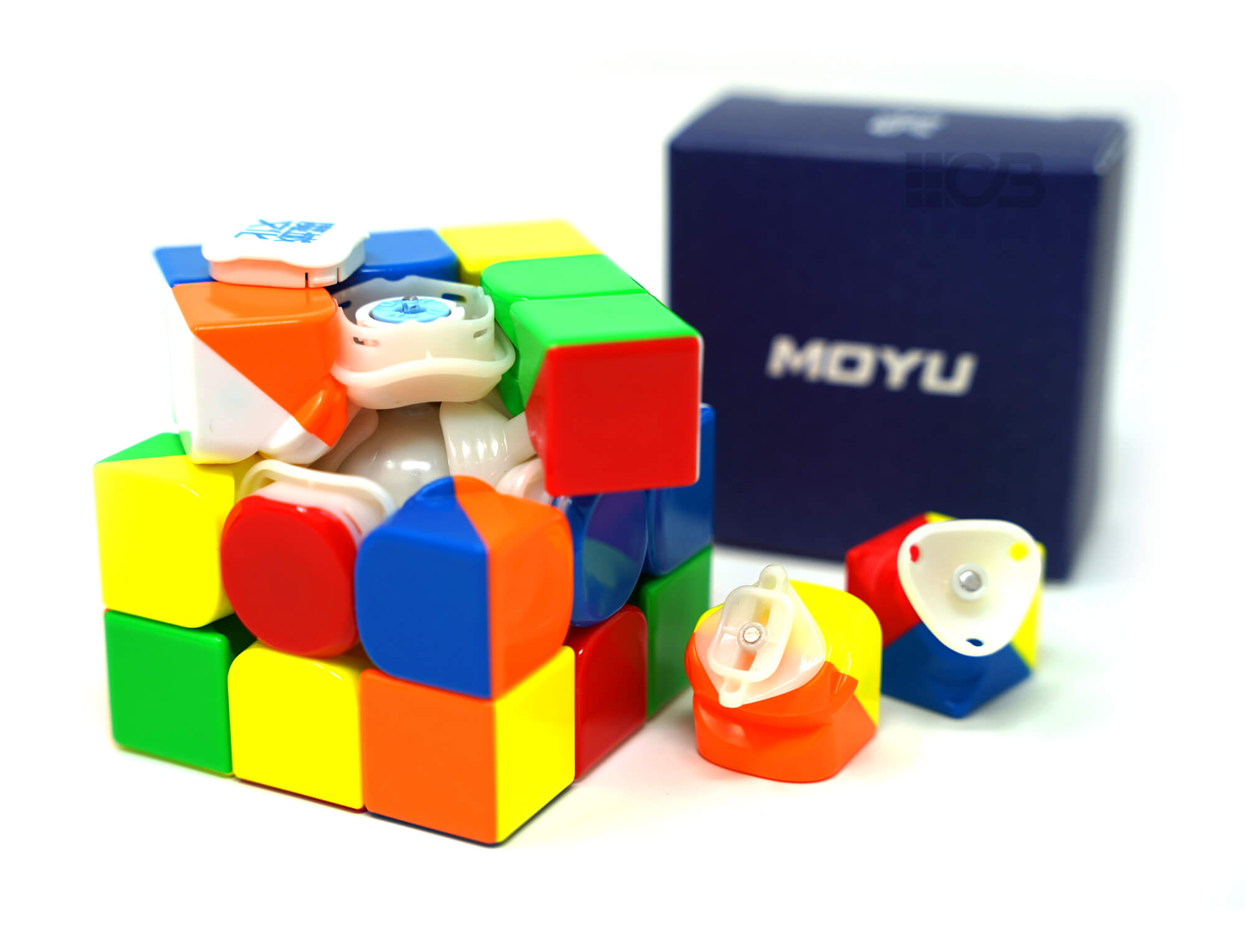 Mão segurando o Cubo Mágico MoYu Weilong WRM V10 durante uso