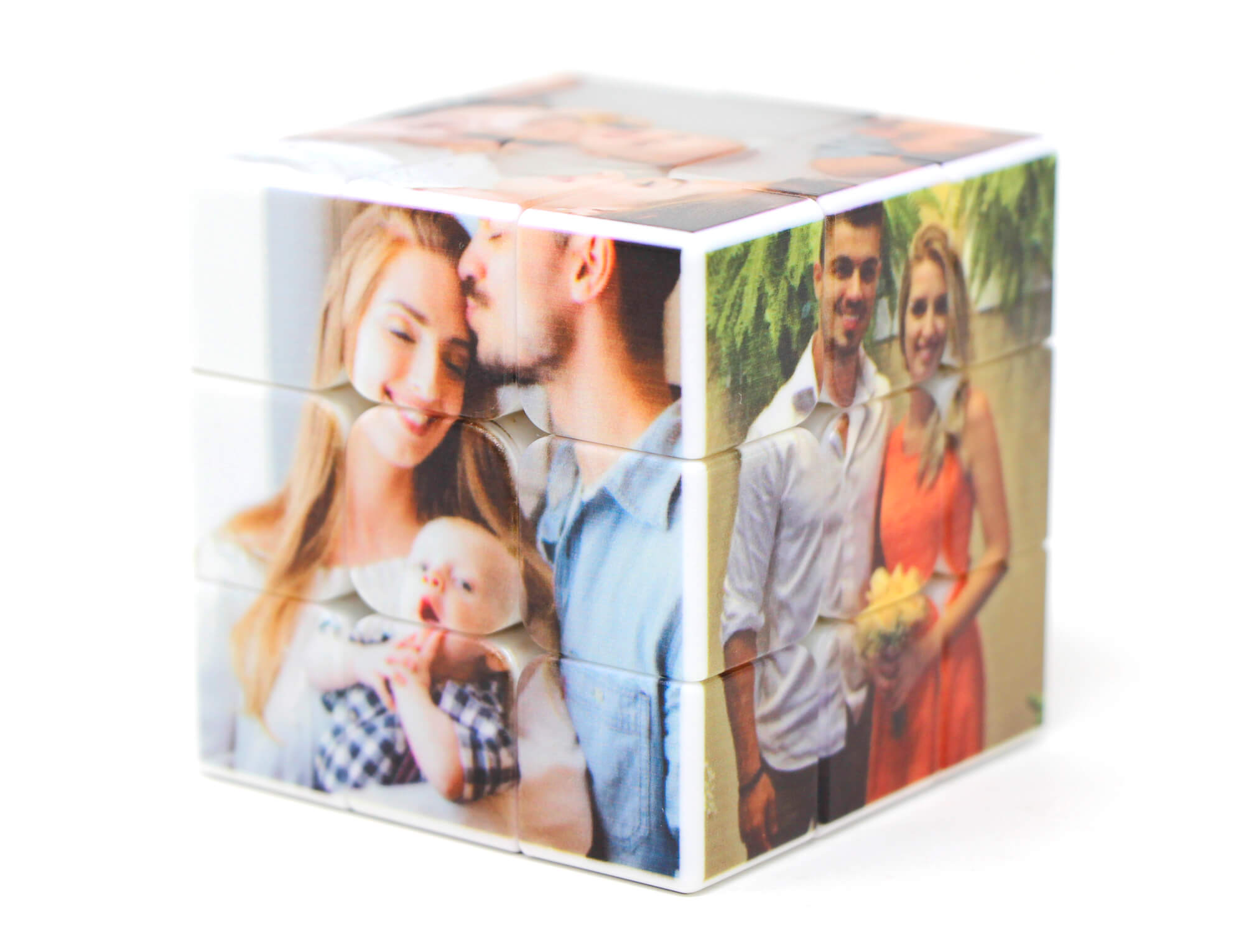 Cubo Mágico personalizado em posição diagonal destacando as seis faces com imagens diferentes