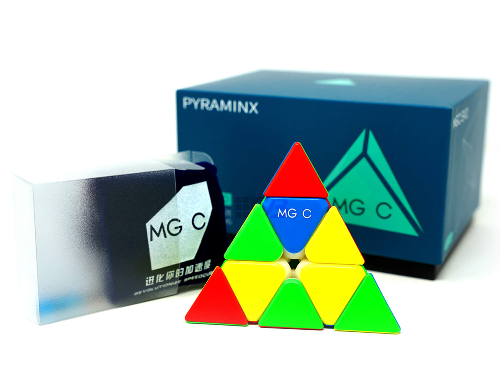 Pyraminx MGC Evo em ângulo lateral mostrando os detalhes das peças stickerless