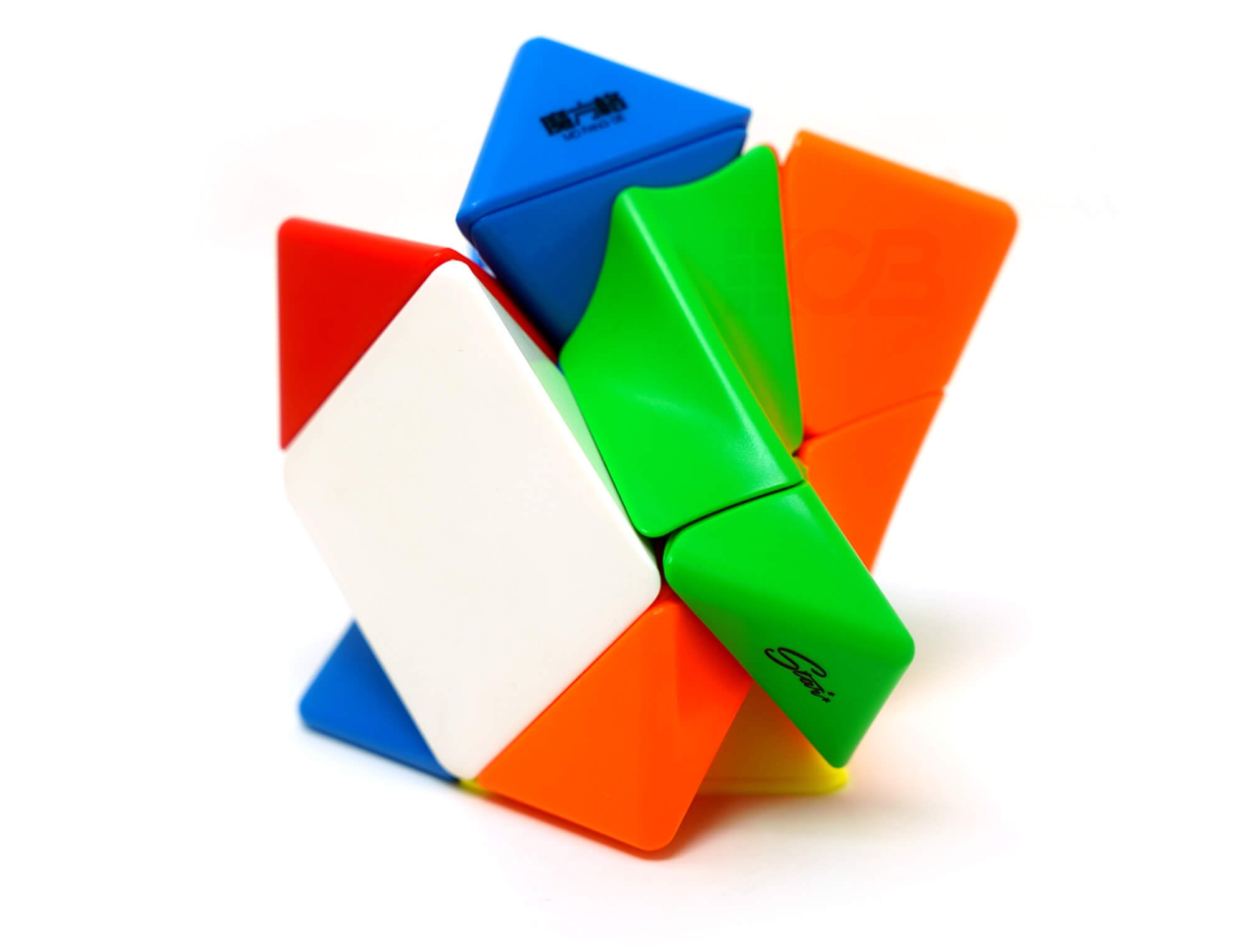 Skewb QiYi stickerless resolvido com todas as faces alinhadas por cor