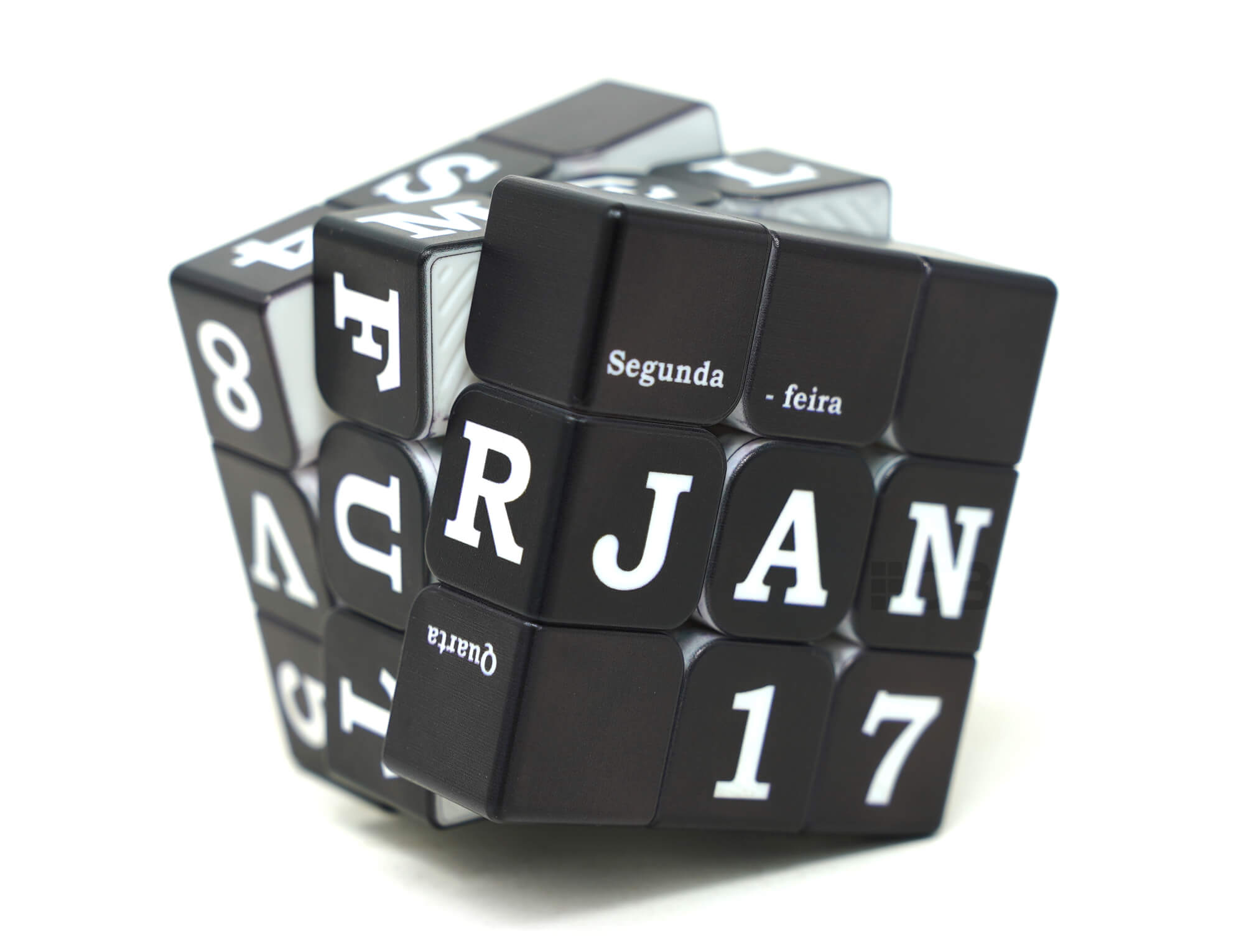 Close nas faces do Cubo Mágico Calendário com dias da semana e meses legíveis