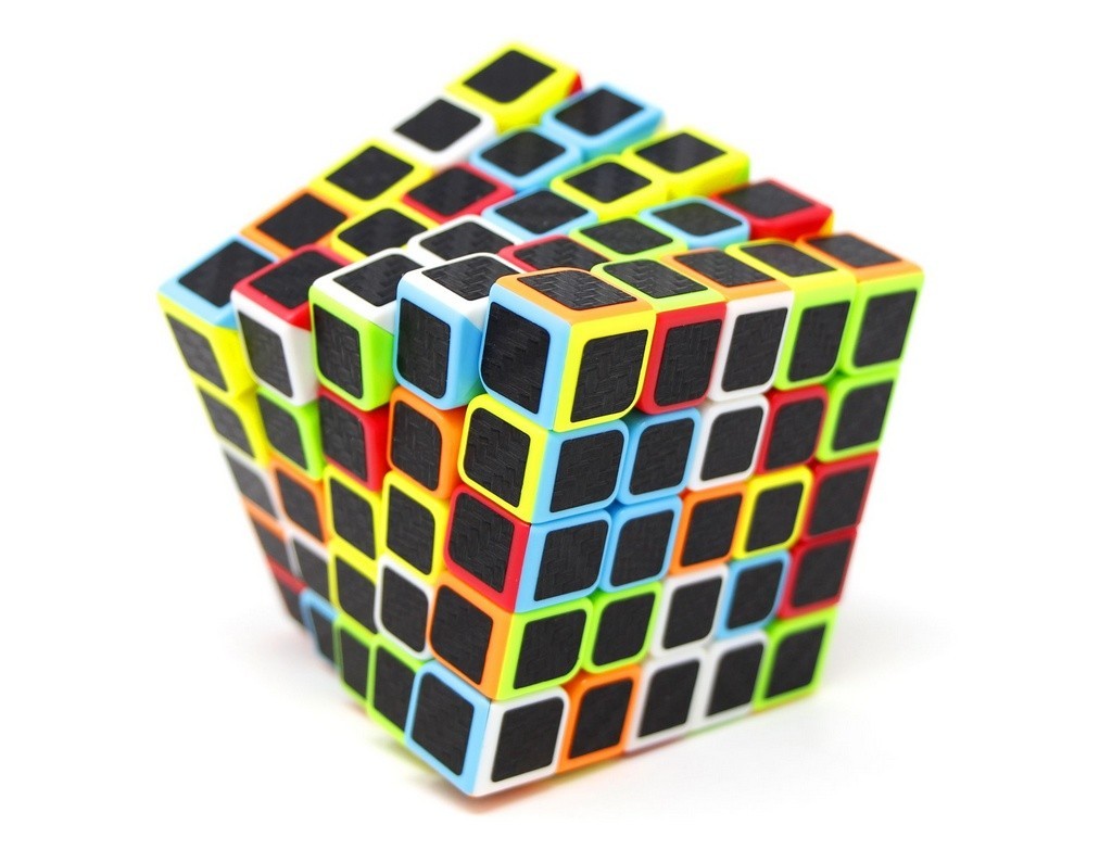 Cubo Mágico 5x5 QiYi Qizheng Carbon em ângulo lateral mostrando acabamento stickerless