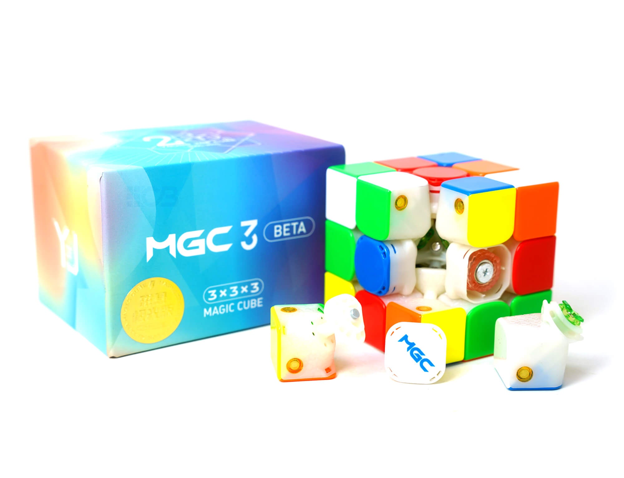 Cubo Mágico YJ MGC3 Beta em ângulo mostrando detalhes das peças coloridas e acabamento UV