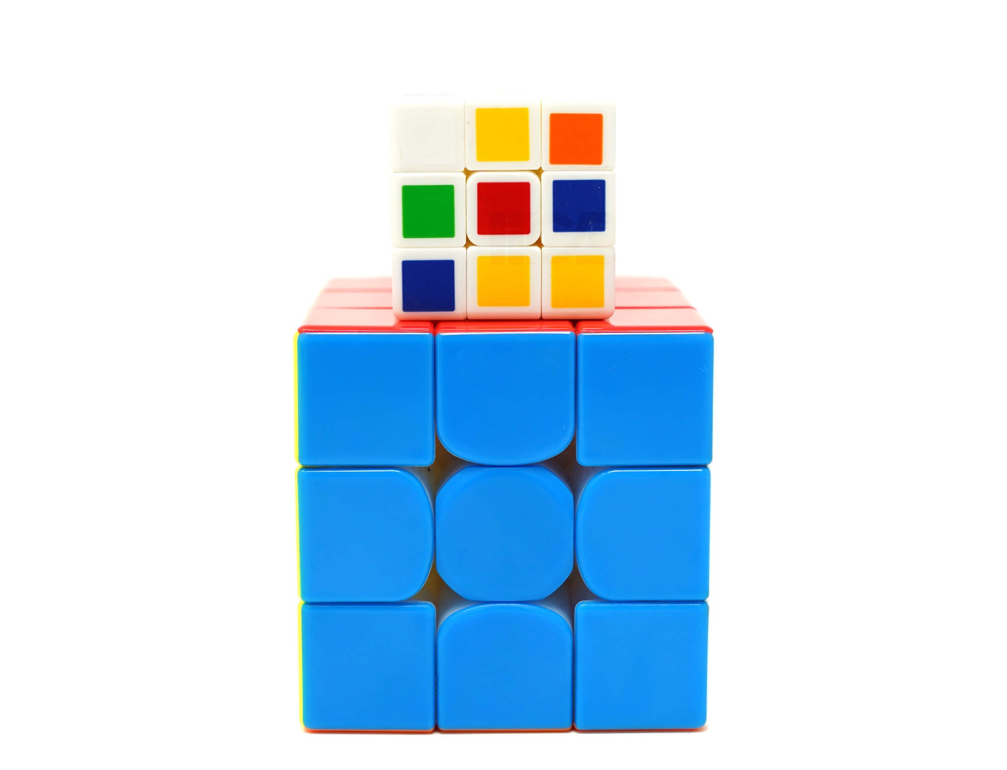 Detalhe das peças coloridas do mini cubo QiYi sem adesivos