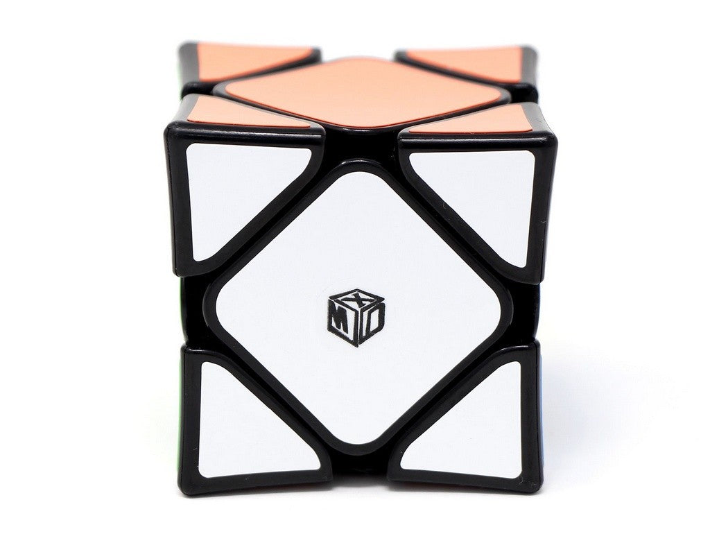 Skewb X-Man Wingy Magnético QiYi em ângulo aberto mostrando a estrutura interna e o sistema de ímãs