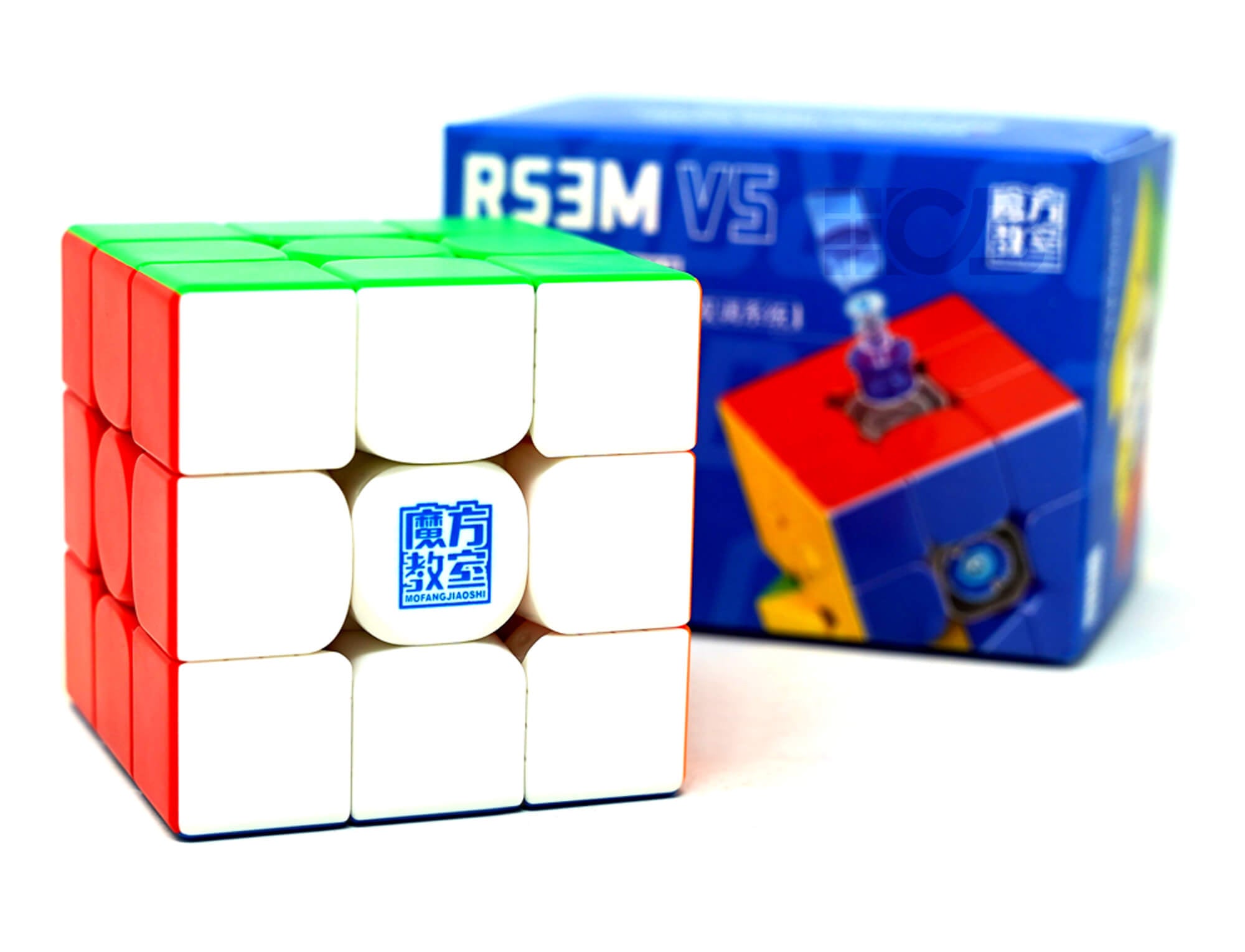 Cubo Mágico MoYu RS3M V5 Ajuste Duplo Stickerless visto de frente com ângulo de três quartos