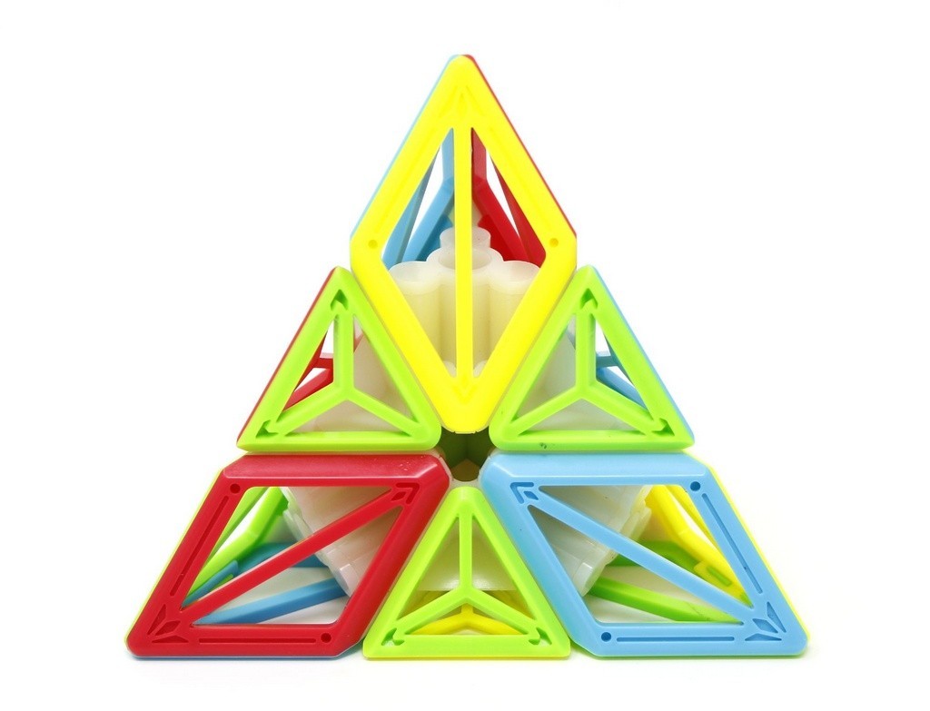Pyraminx DNA QiYi em vista frontal mostrando o design de peças em espiral com faces coloridas