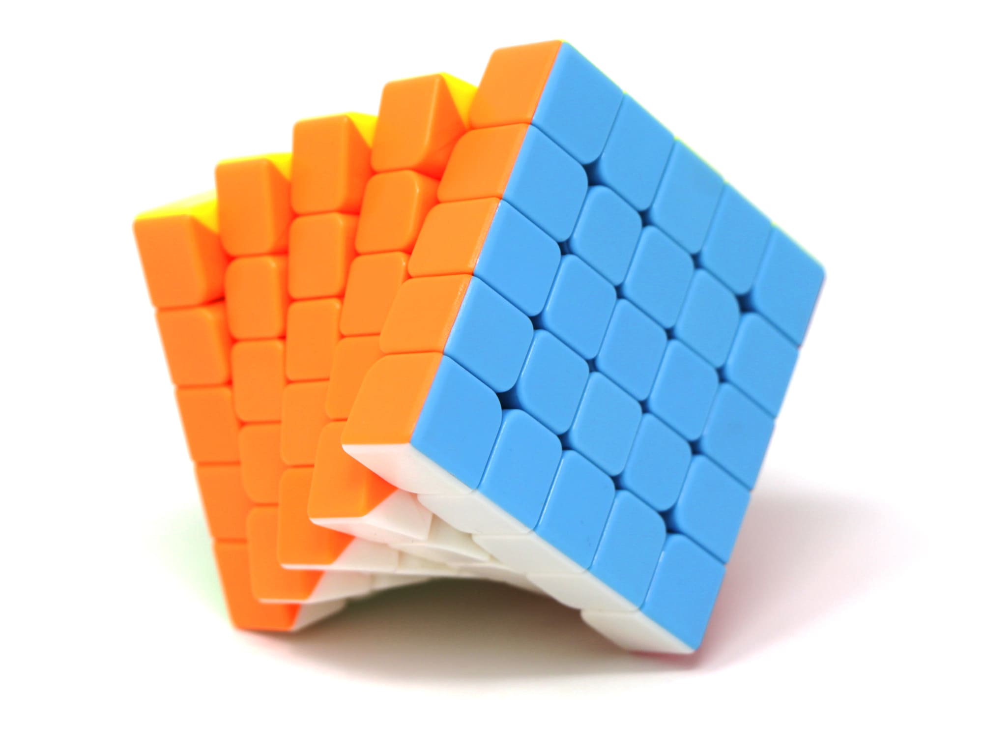 Cubo Mágico 5x5 Cuber Pro na mão mostrando o tamanho e ergonomia do modelo