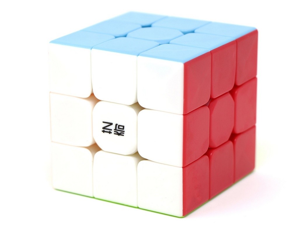 Cubo QiYi Warrior S embaralhado em mão — escala e tamanho do produto