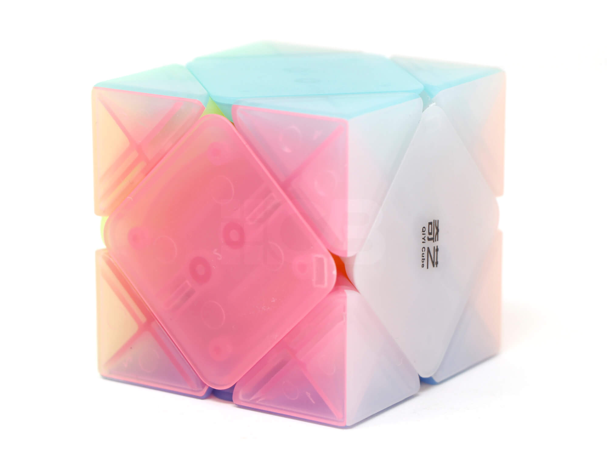 Skewb QiCheng A Jelly QiYi com peças jelly levemente misturadas, mostrando o padrão de cortes diagonais