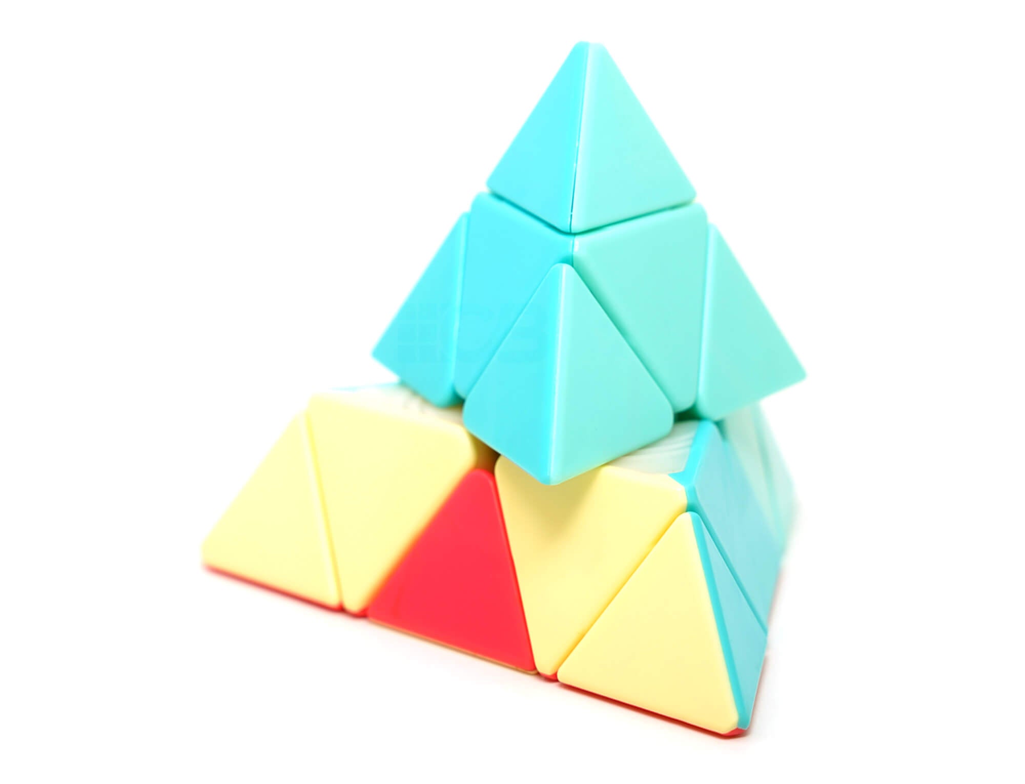 Pyraminx Pastel QiYi resolvido em ângulo de cima, exibindo as quatro faces coloridas