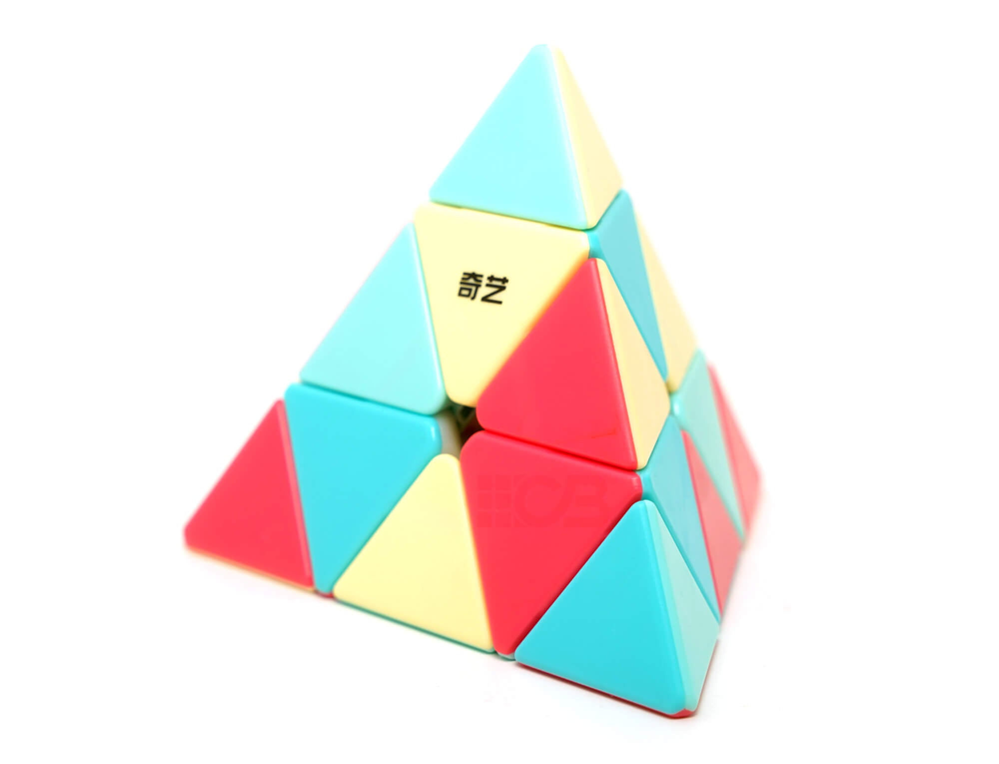 Pyraminx Pastel QiYi em formato de pirâmide com cores suaves, vista frontal