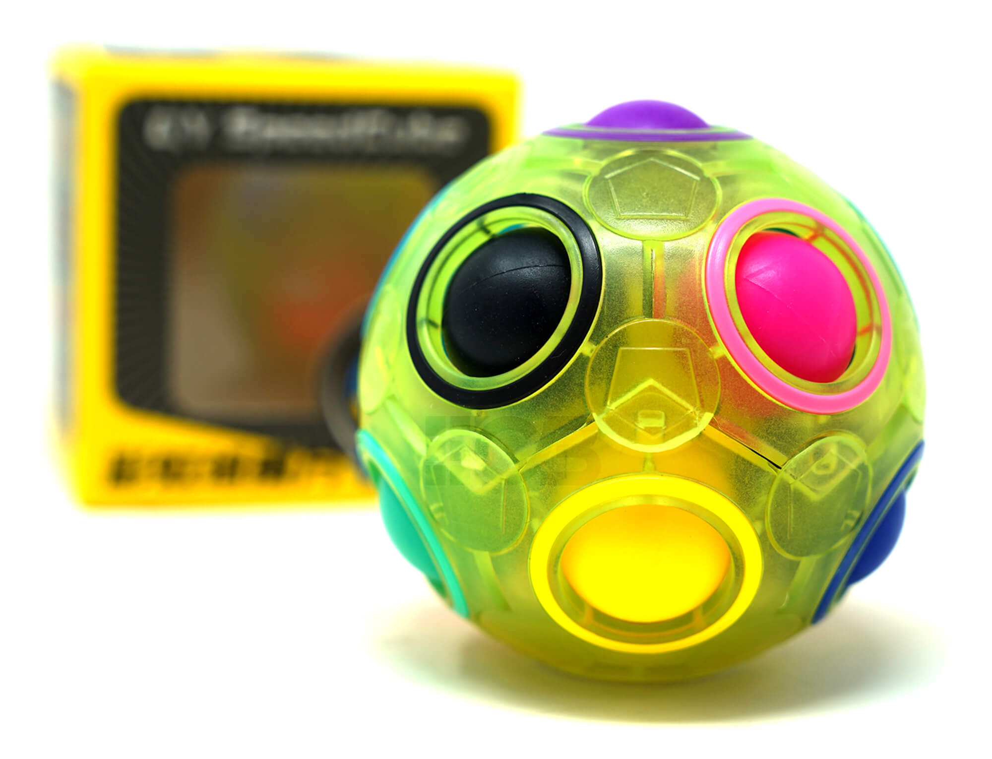 Detalhe das esferas coloridas do Rainbow Ball QiYi verde transparente fora das cavidades