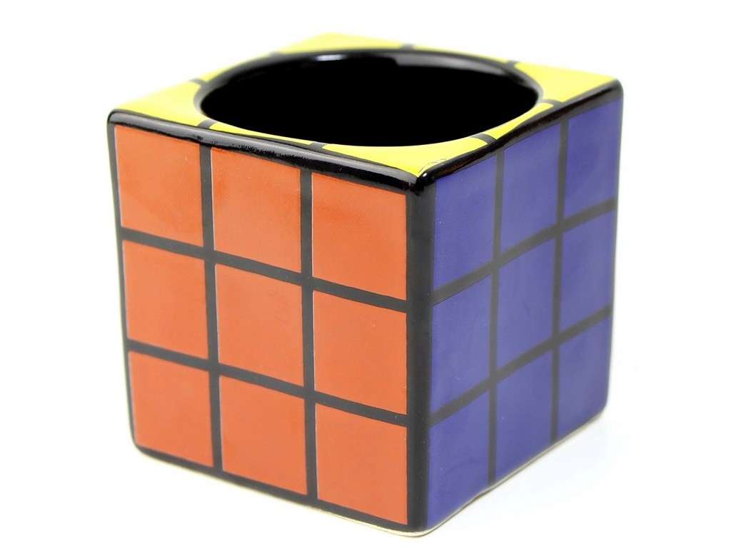 Porta-lápis em formato de Cubo Mágico visto de frente, com as seis faces coloridas