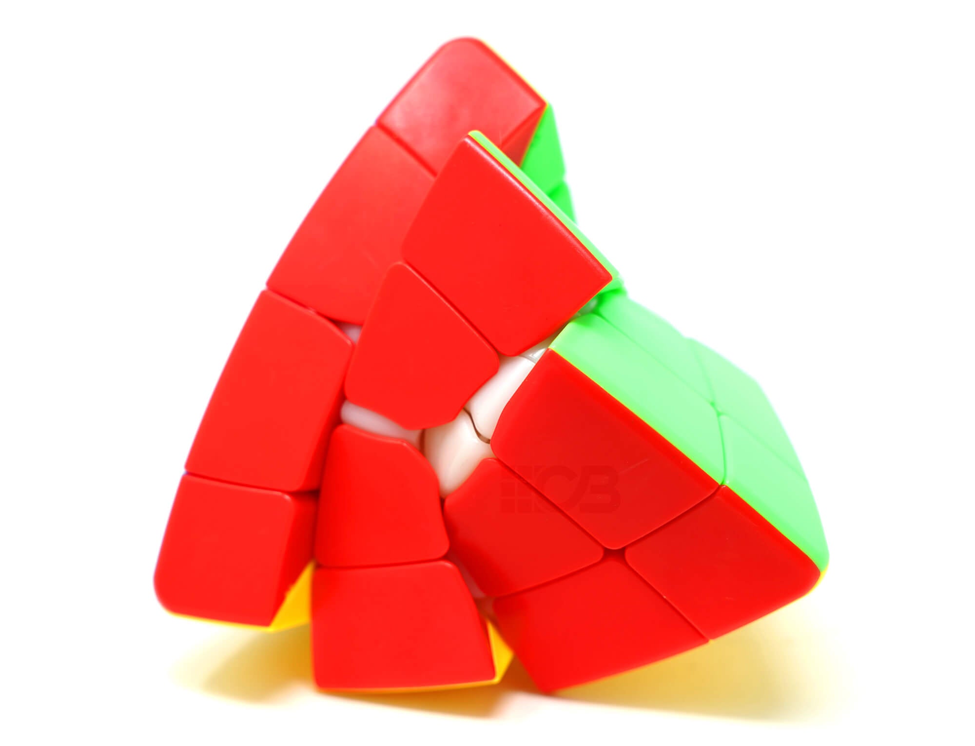 Detalhe do mecanismo interno do Pyraminx 4x4 Tower SengSo com as peças stickerless